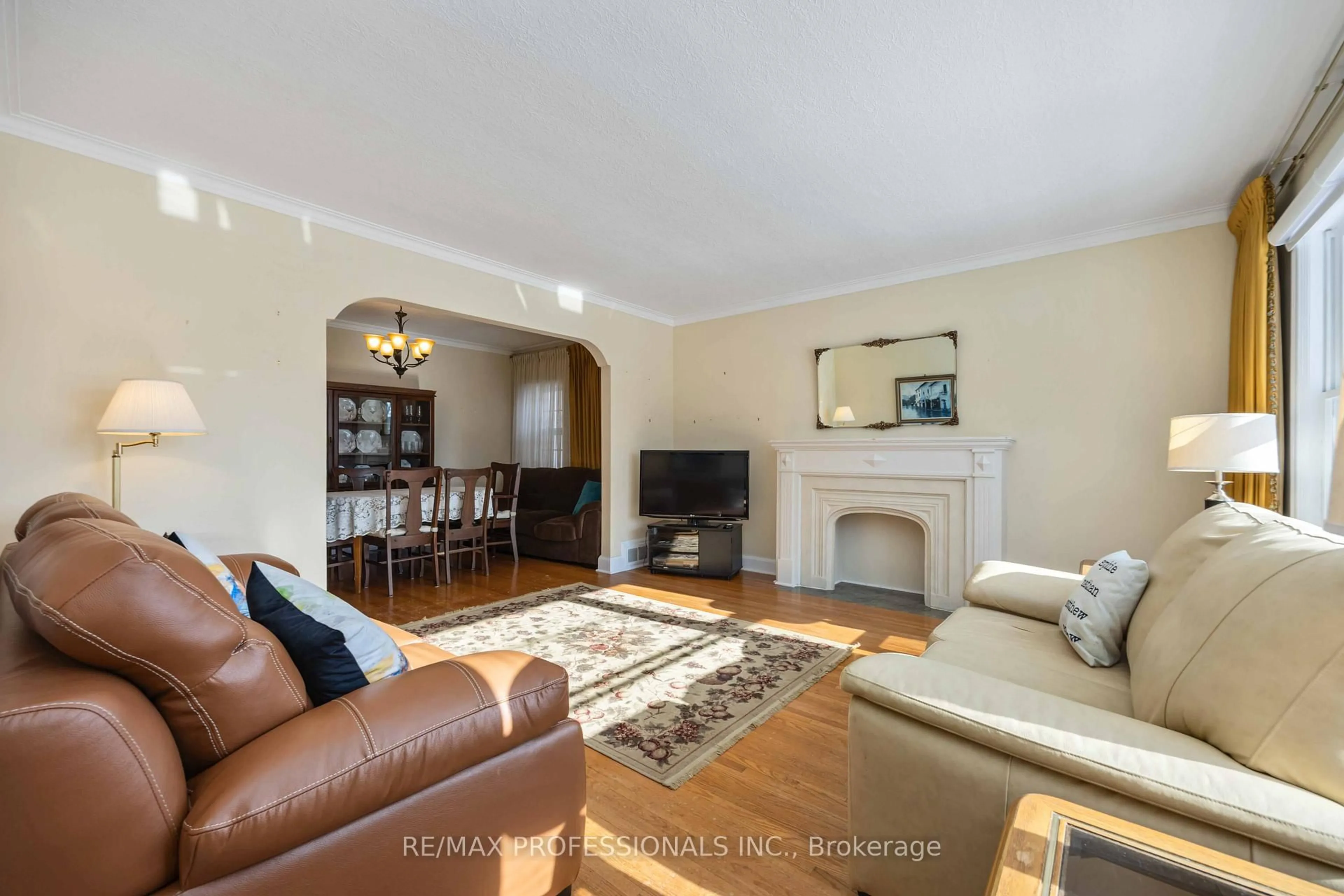 Living room with furniture, unknown for 50 Old Oak Rd, Toronto Ontario M9A 2V8