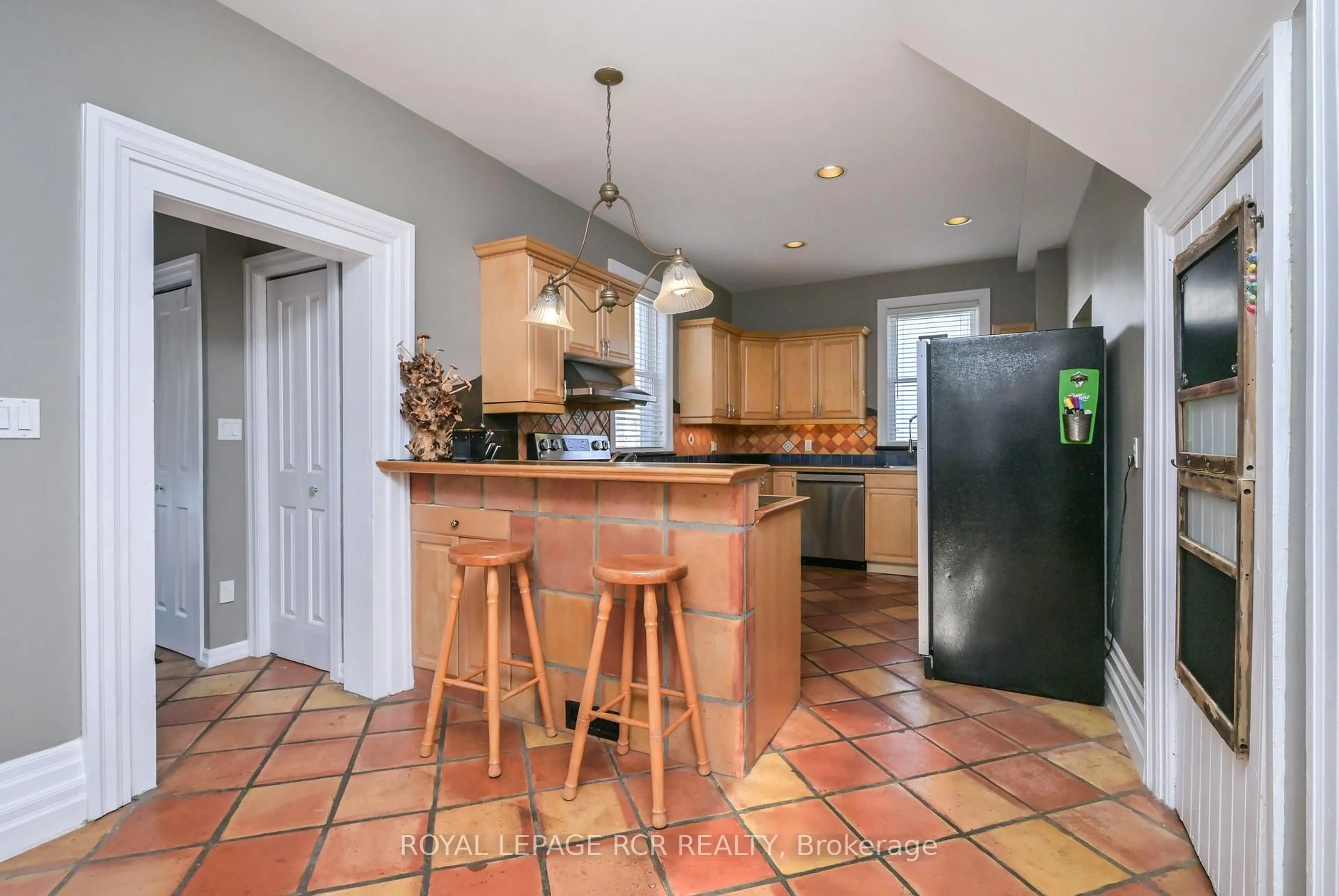 Open concept kitchen, ceramic/tile floor for 48 Townline, Orangeville Ontario L9W 1T9