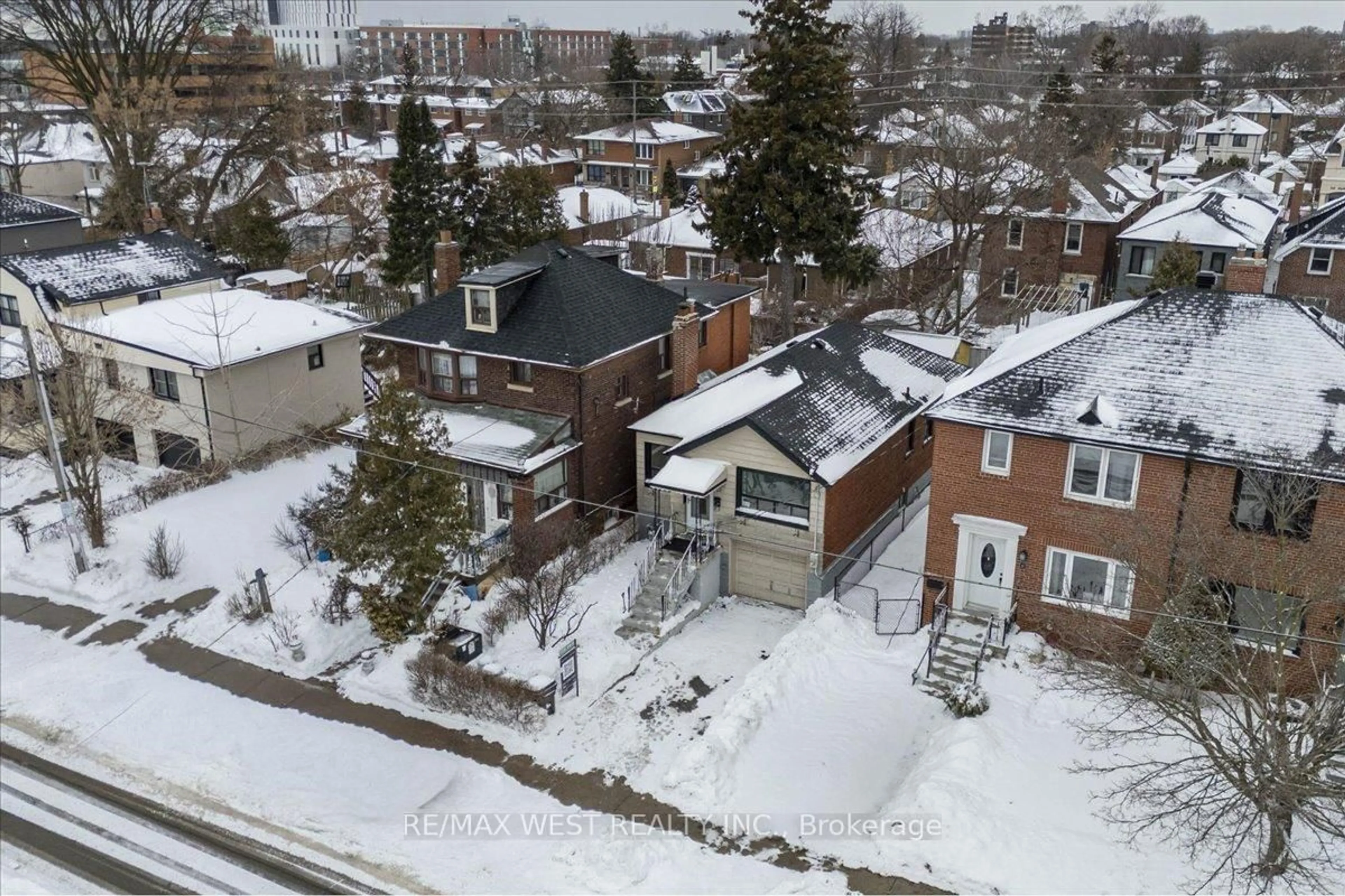 A pic from outside/outdoor area/front of a property/back of a property/a pic from drone, street for 44 Seventeenth St, Toronto Ontario M8V 3K3