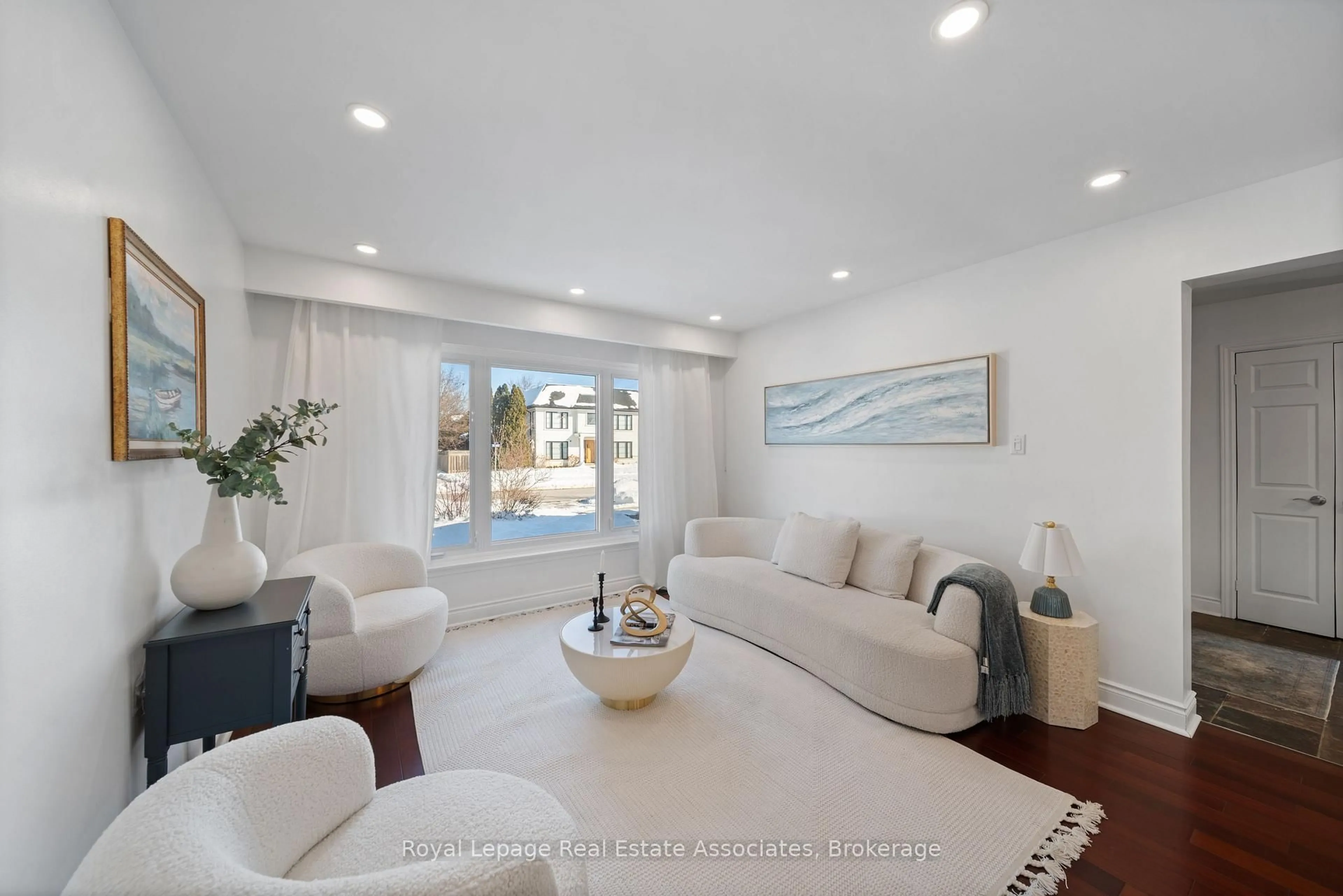 Living room with furniture, ceramic/tile floor for 1550 Woodeden Dr, Mississauga Ontario L5H 2V3