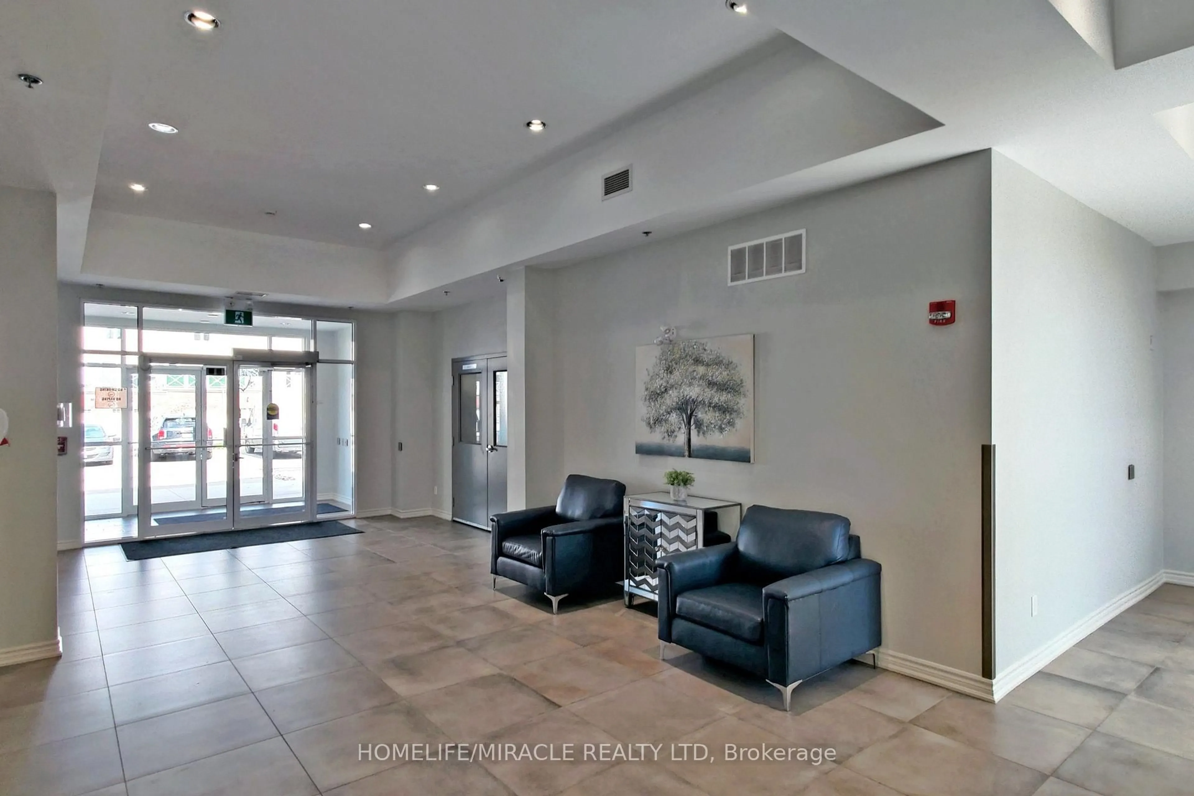 Indoor foyer for 1370 Costigan Rd #402, Milton Ontario L9T 0Y7