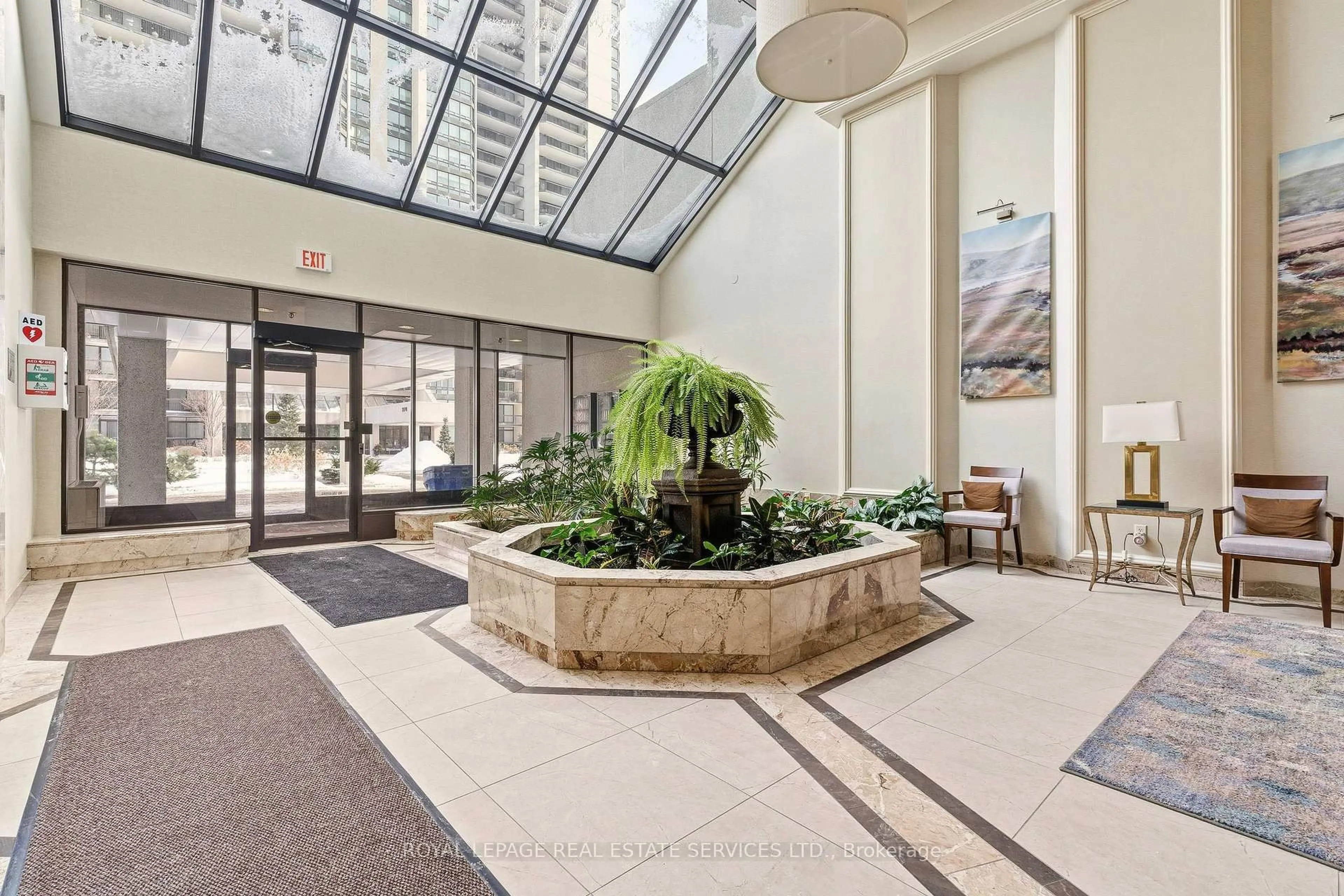 Indoor foyer for 2180 Marine Dr #1602, Oakville Ontario L6L 5V2