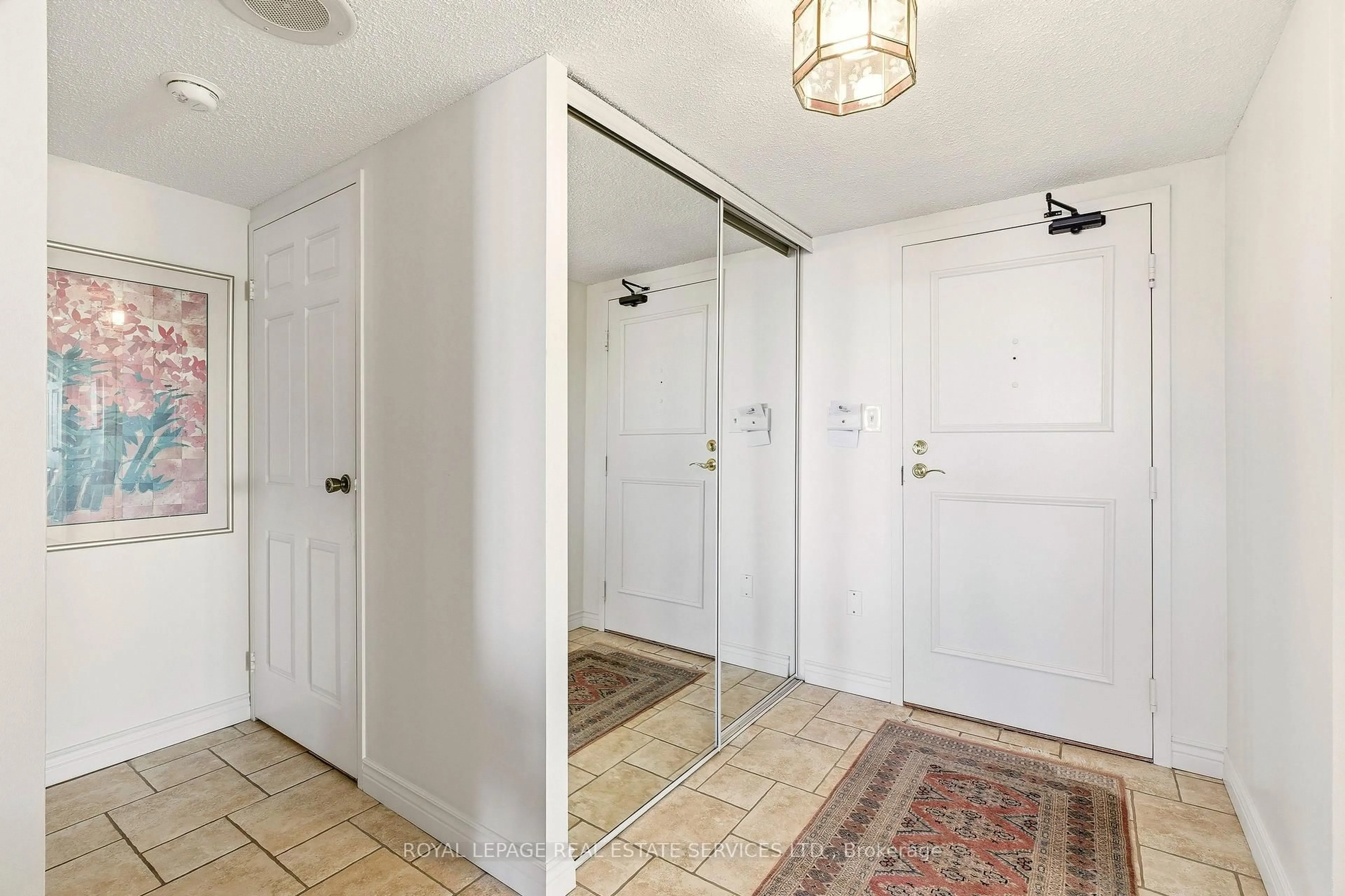 Indoor entryway for 2180 Marine Dr #1602, Oakville Ontario L6L 5V2