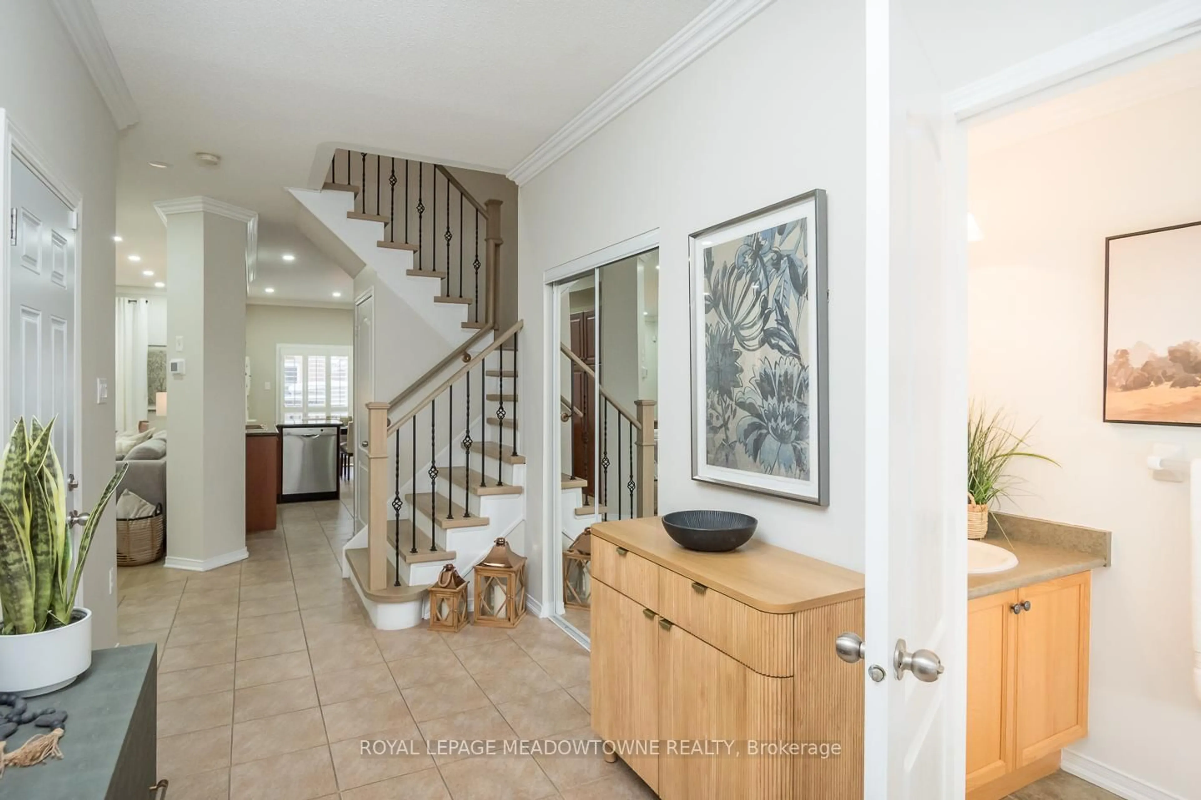 Indoor entryway for 1043 Donnelly St, Milton Ontario L9T 0A2