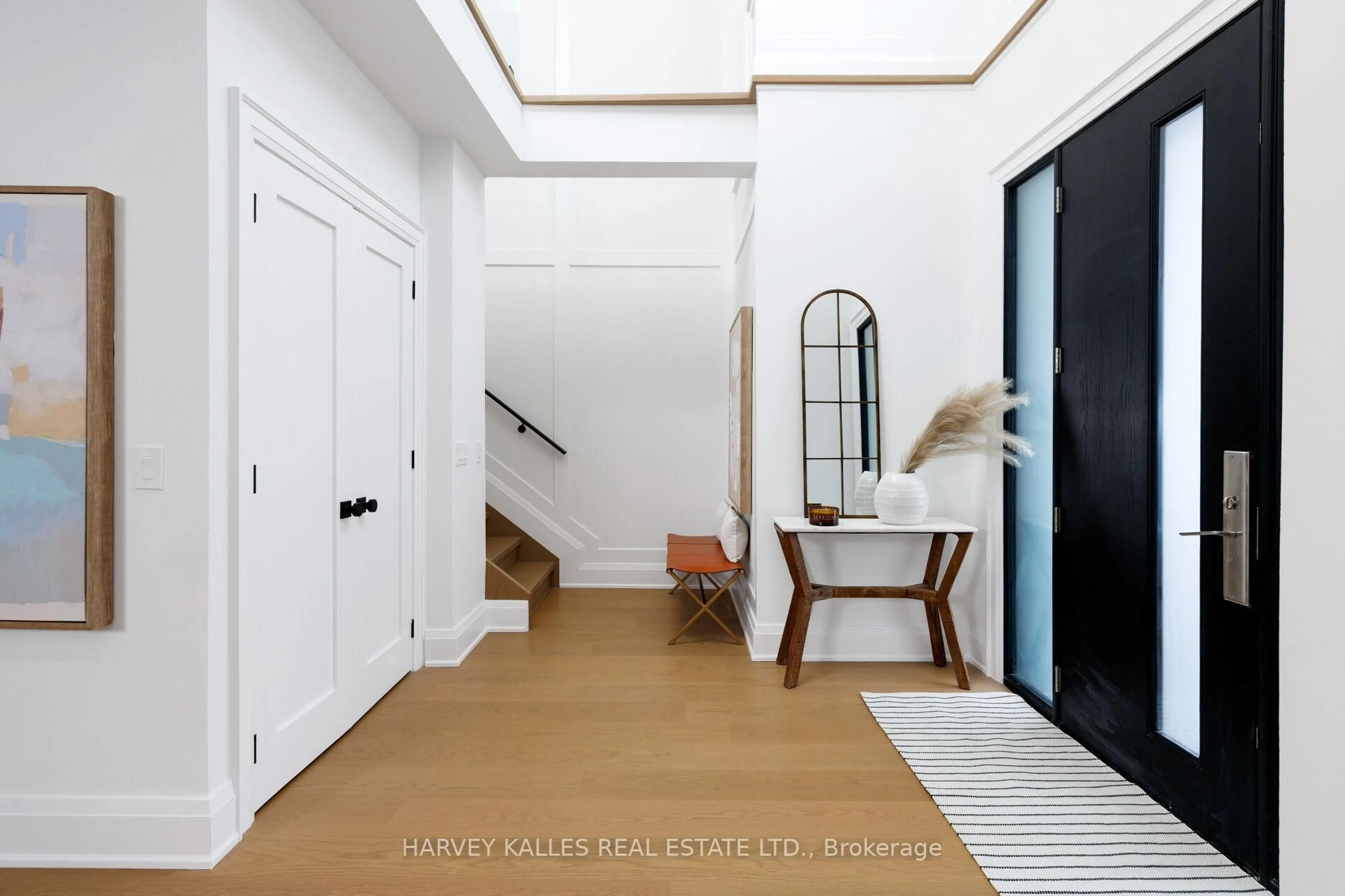 Indoor entryway for 90 GREAT OAK Dr, Toronto Ontario M9A 1N5