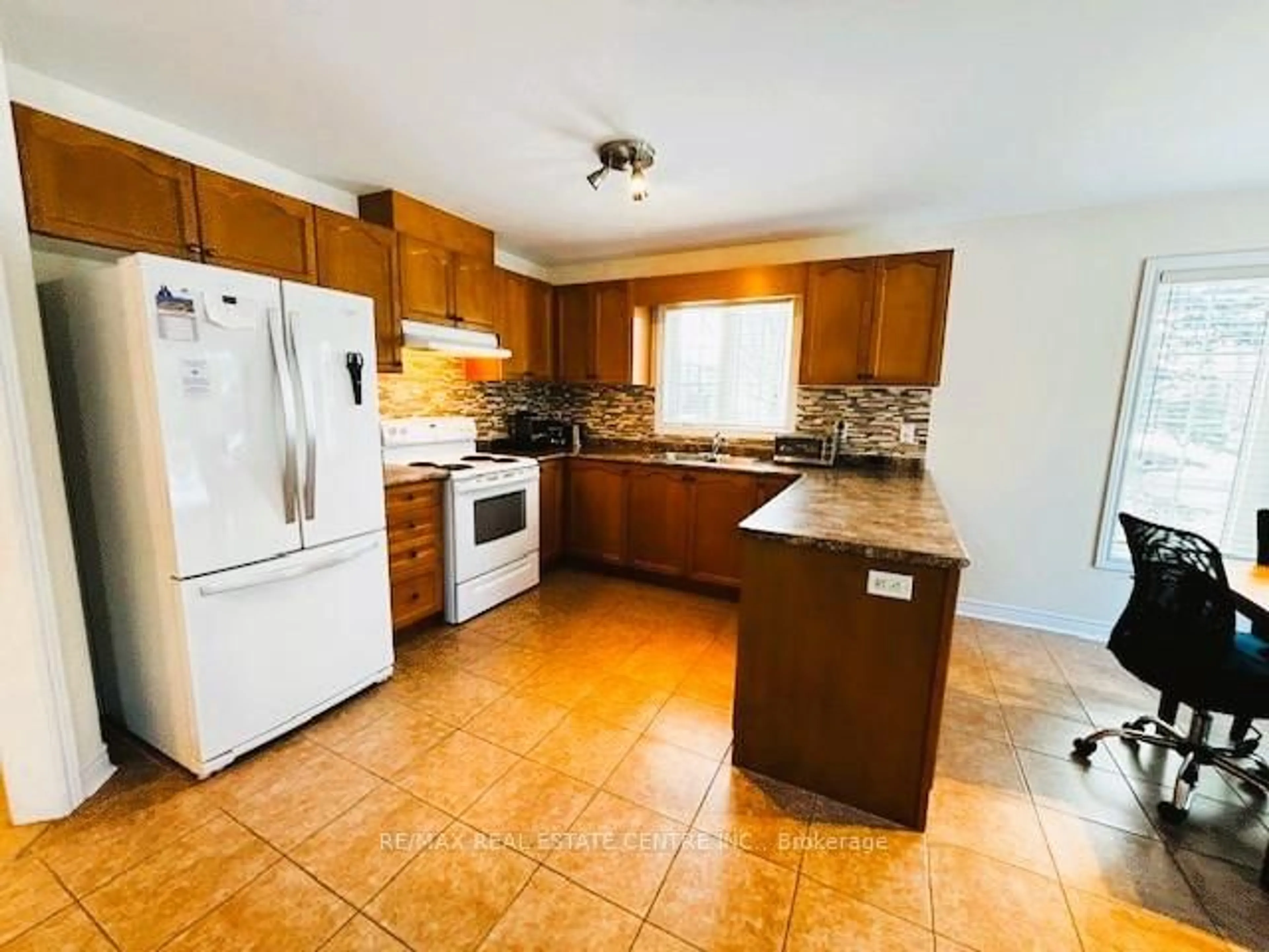 Standard kitchen, ceramic/tile floor for 2 Alisma Tr, Brampton Ontario L6R 0Y8