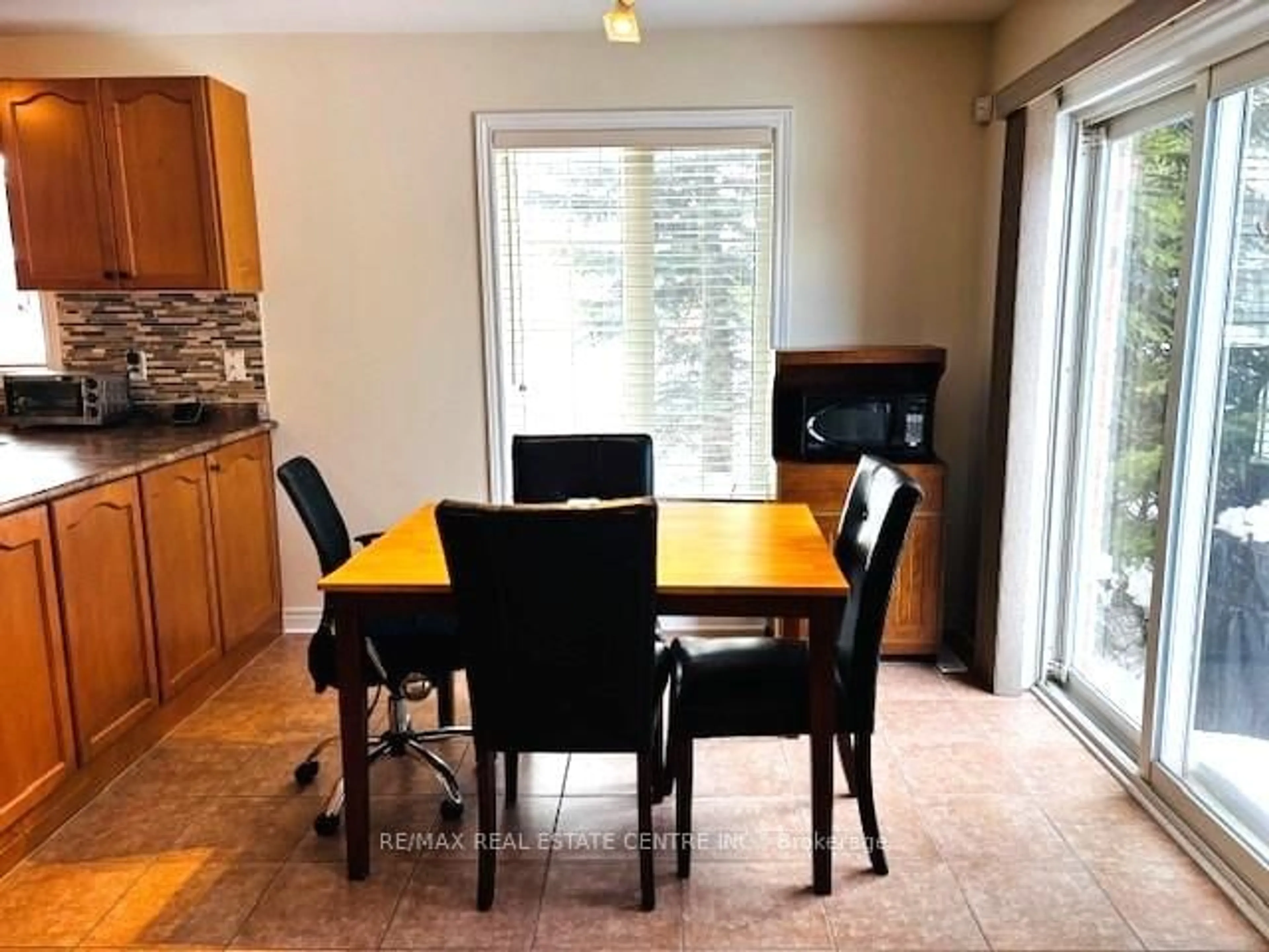 Dining room, unknown for 2 Alisma Tr, Brampton Ontario L6R 0Y8