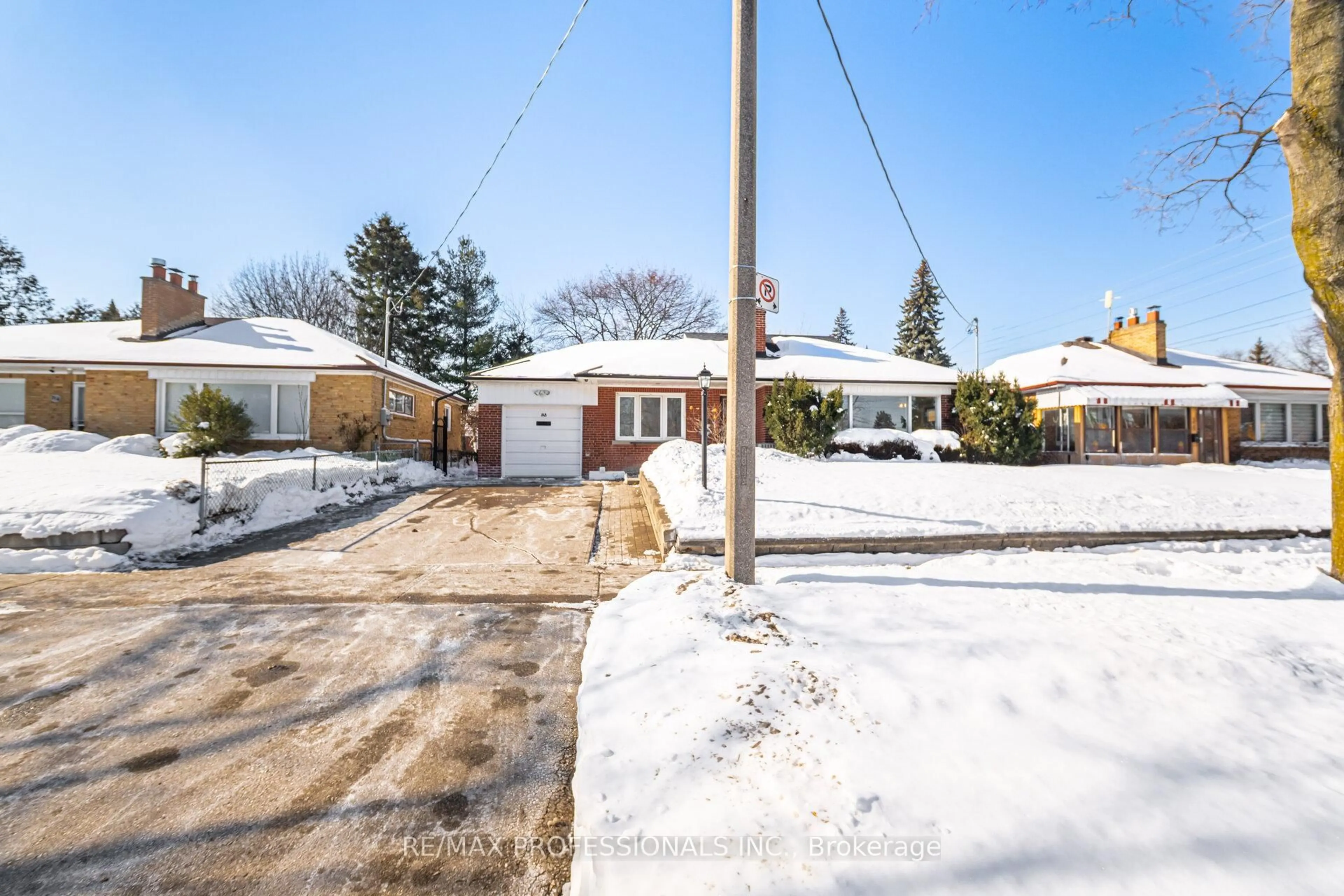 A pic from outside/outdoor area/front of a property/back of a property/a pic from drone, street for 318 Park Lawn Rd, Toronto Ontario M8Y 3K2