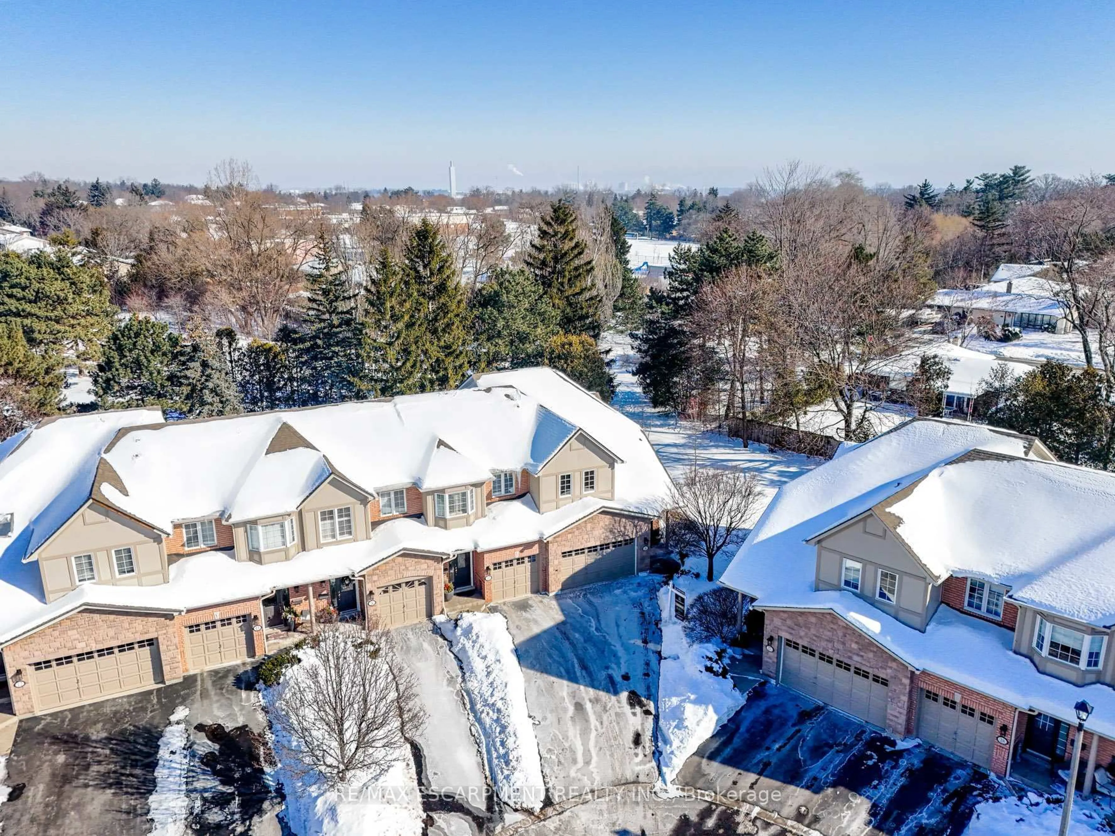 A pic from outside/outdoor area/front of a property/back of a property/a pic from drone, unknown for 1050 Grand Blvd #16, Oakville Ontario L6H 2S5