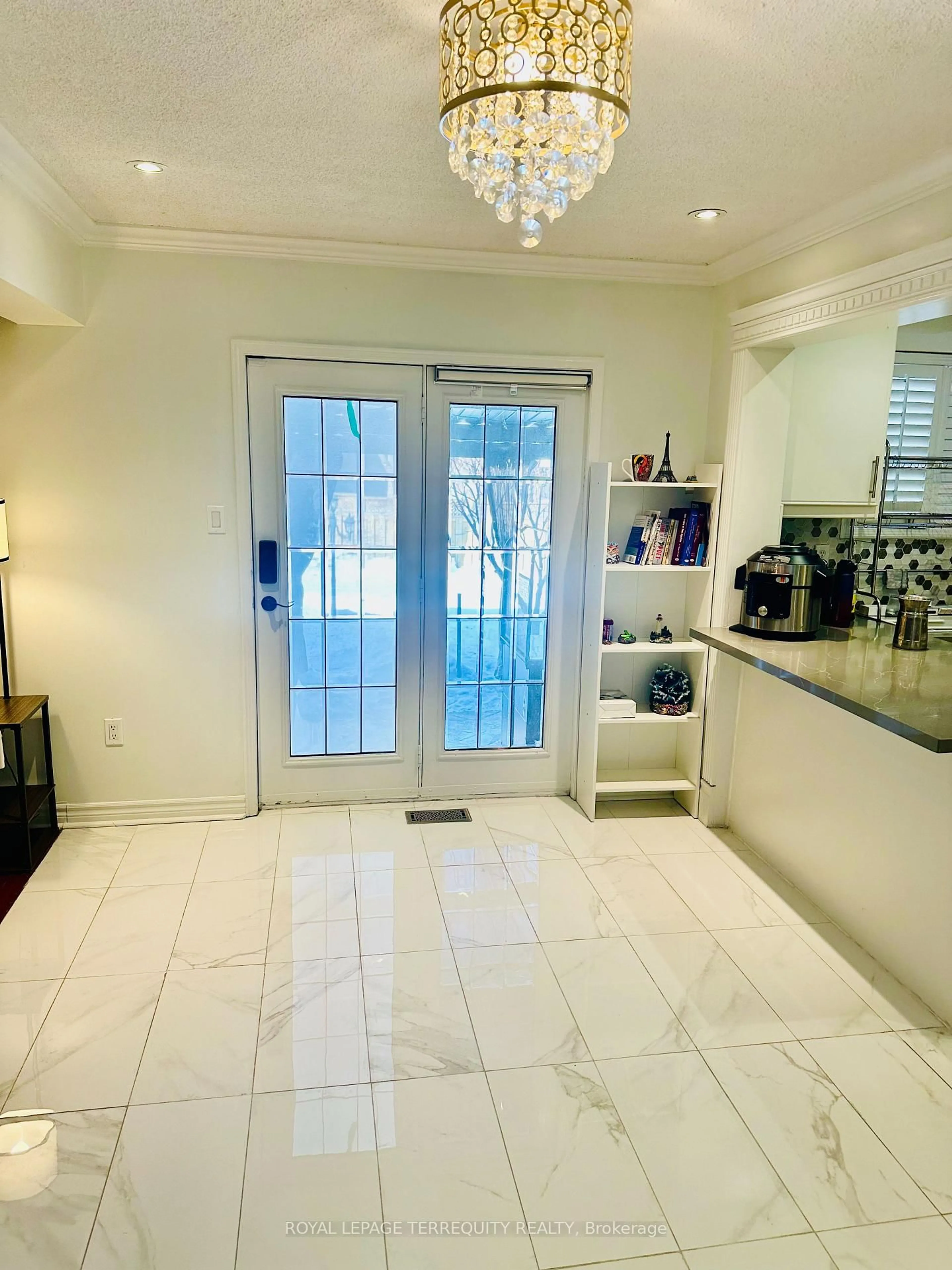 Indoor entryway for 8 Shallimar Crt, Brampton Ontario L6X 4N2