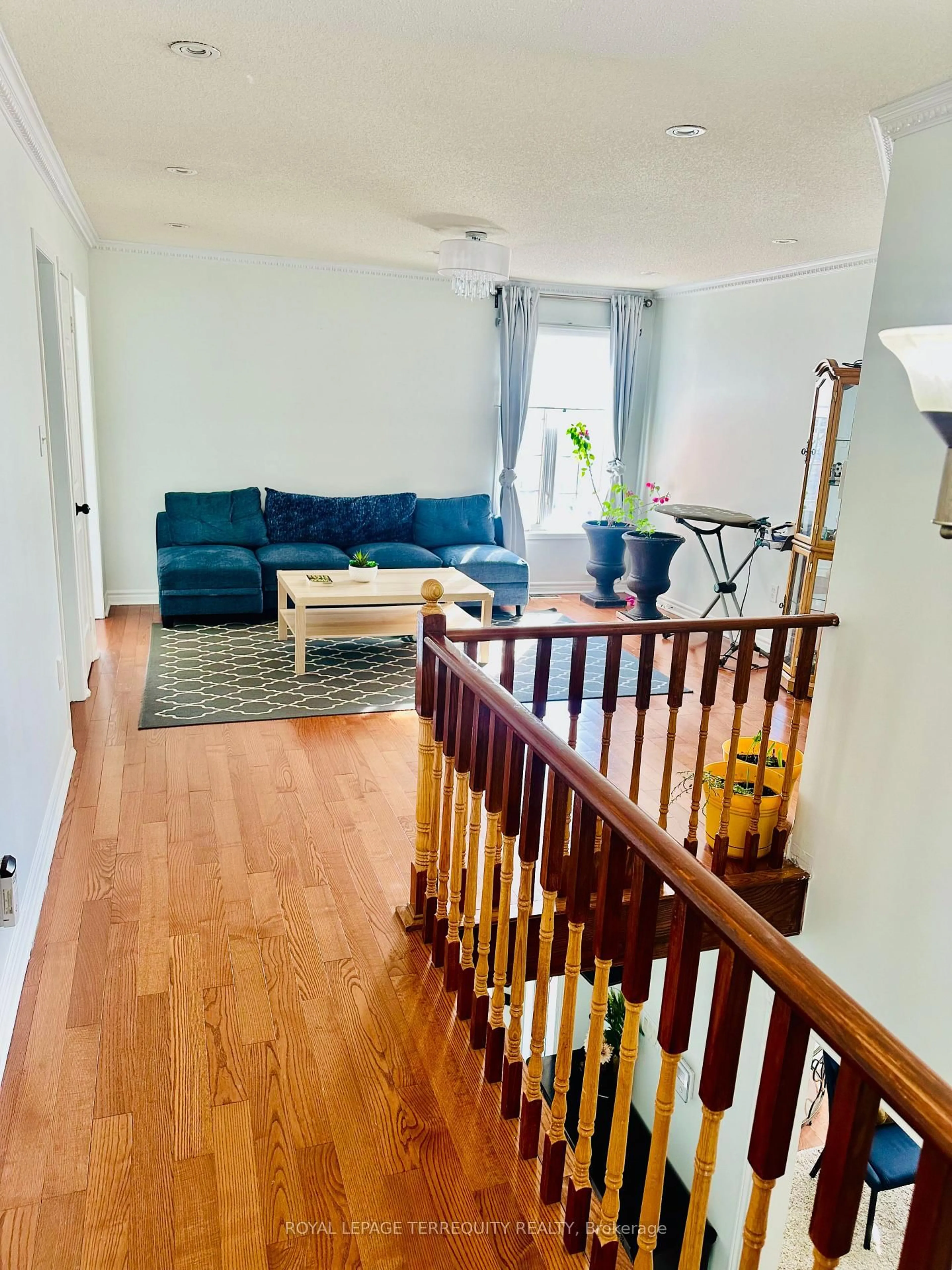 Living room with furniture, unknown for 8 Shallimar Crt, Brampton Ontario L6X 4N2