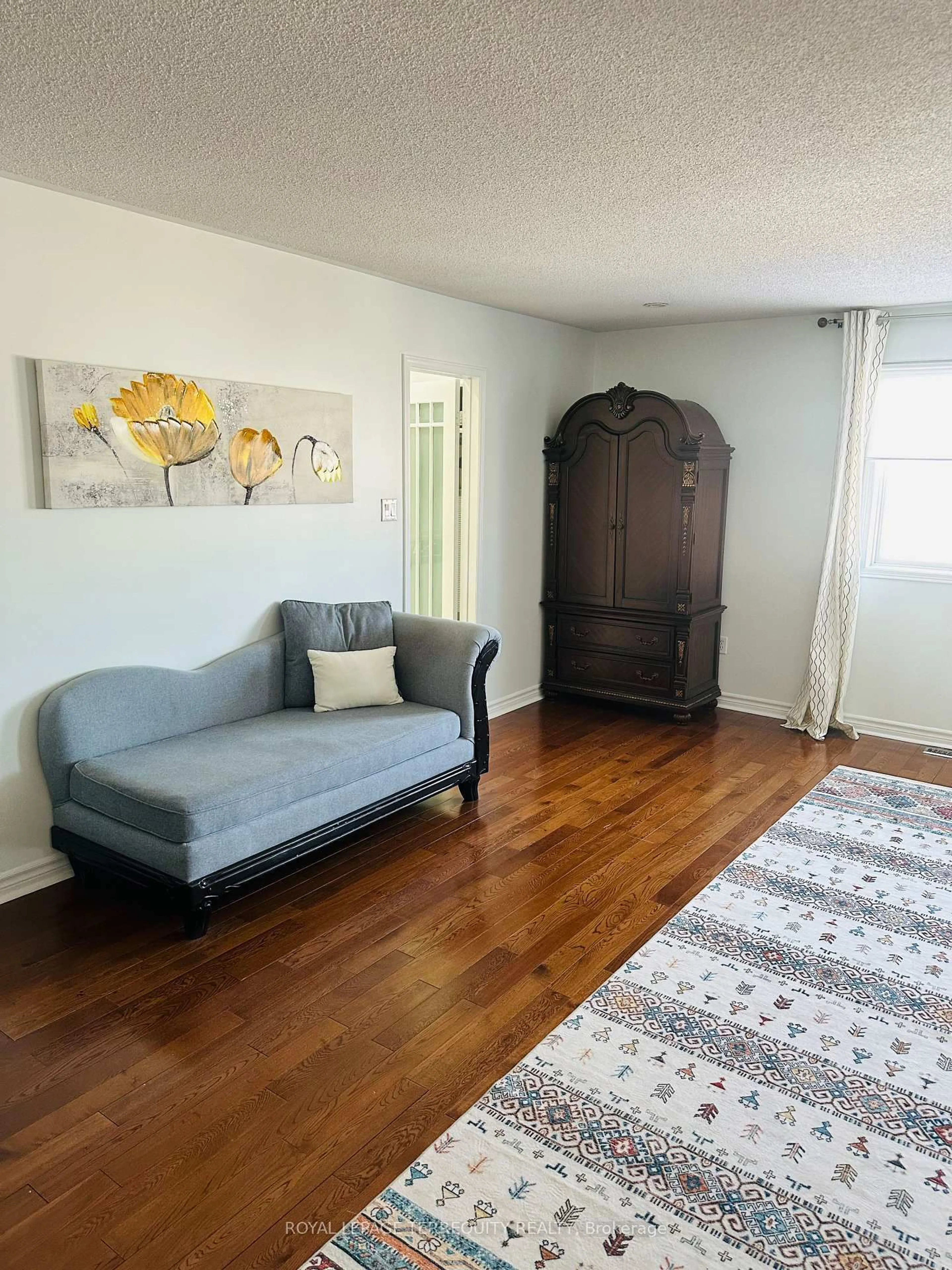 Living room with furniture, unknown for 8 Shallimar Crt, Brampton Ontario L6X 4N2