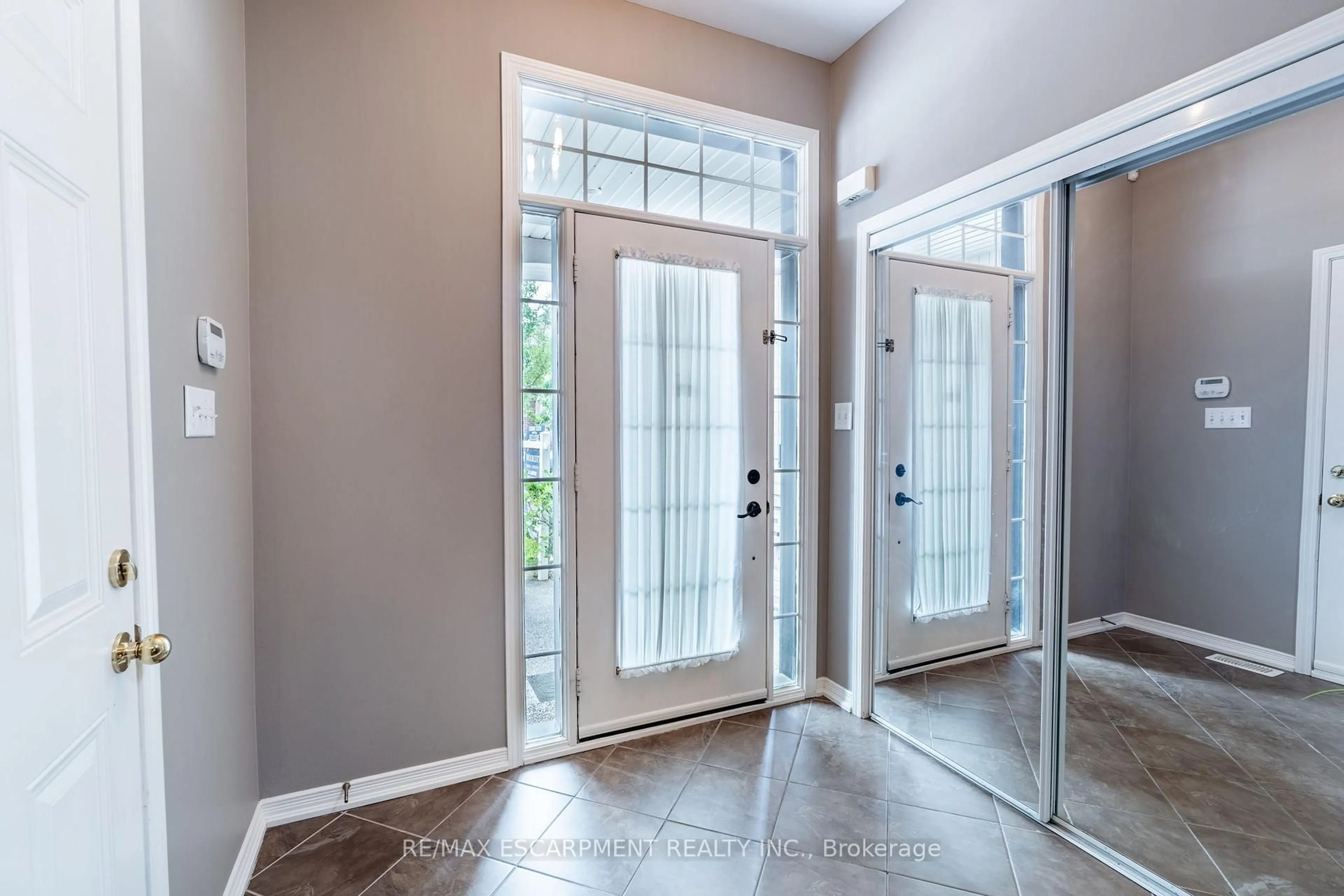 Indoor entryway for 4670 Huffman Rd, Burlington Ontario L7M 0G5