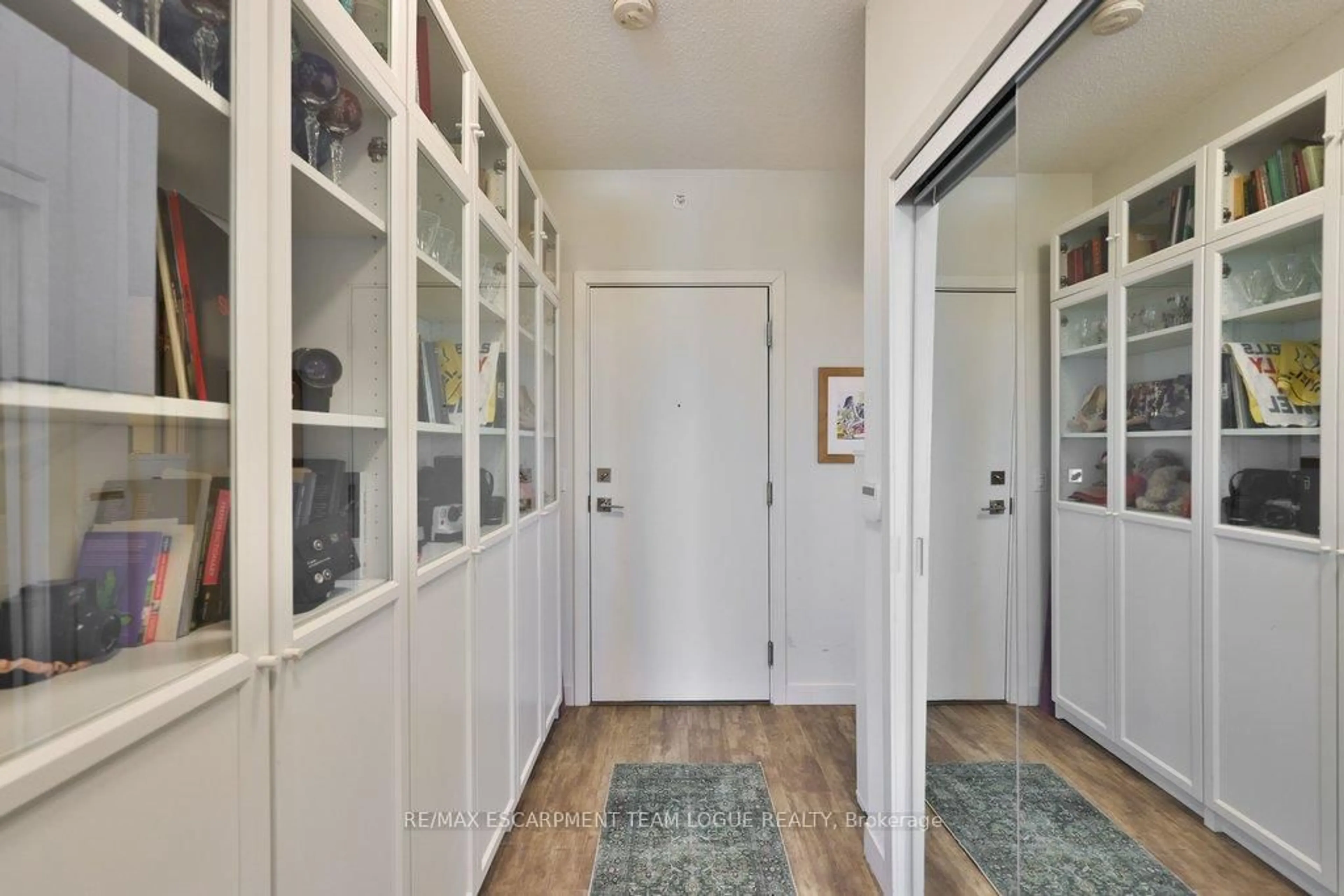 Indoor entryway for 2087 FAIRVIEW St #1202, Burlington Ontario L7R 0E5