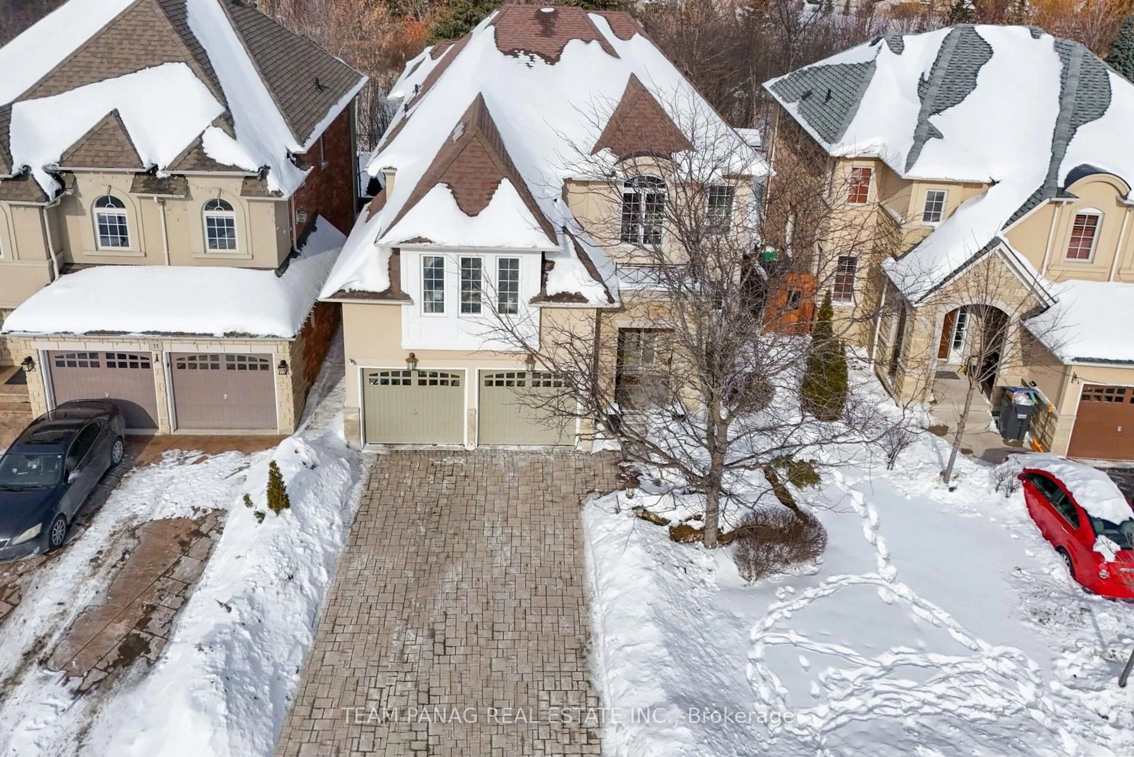 A pic from outside/outdoor area/front of a property/back of a property/a pic from drone, street for 9 Sorbonne Dr, Brampton Ontario L6P 1W5