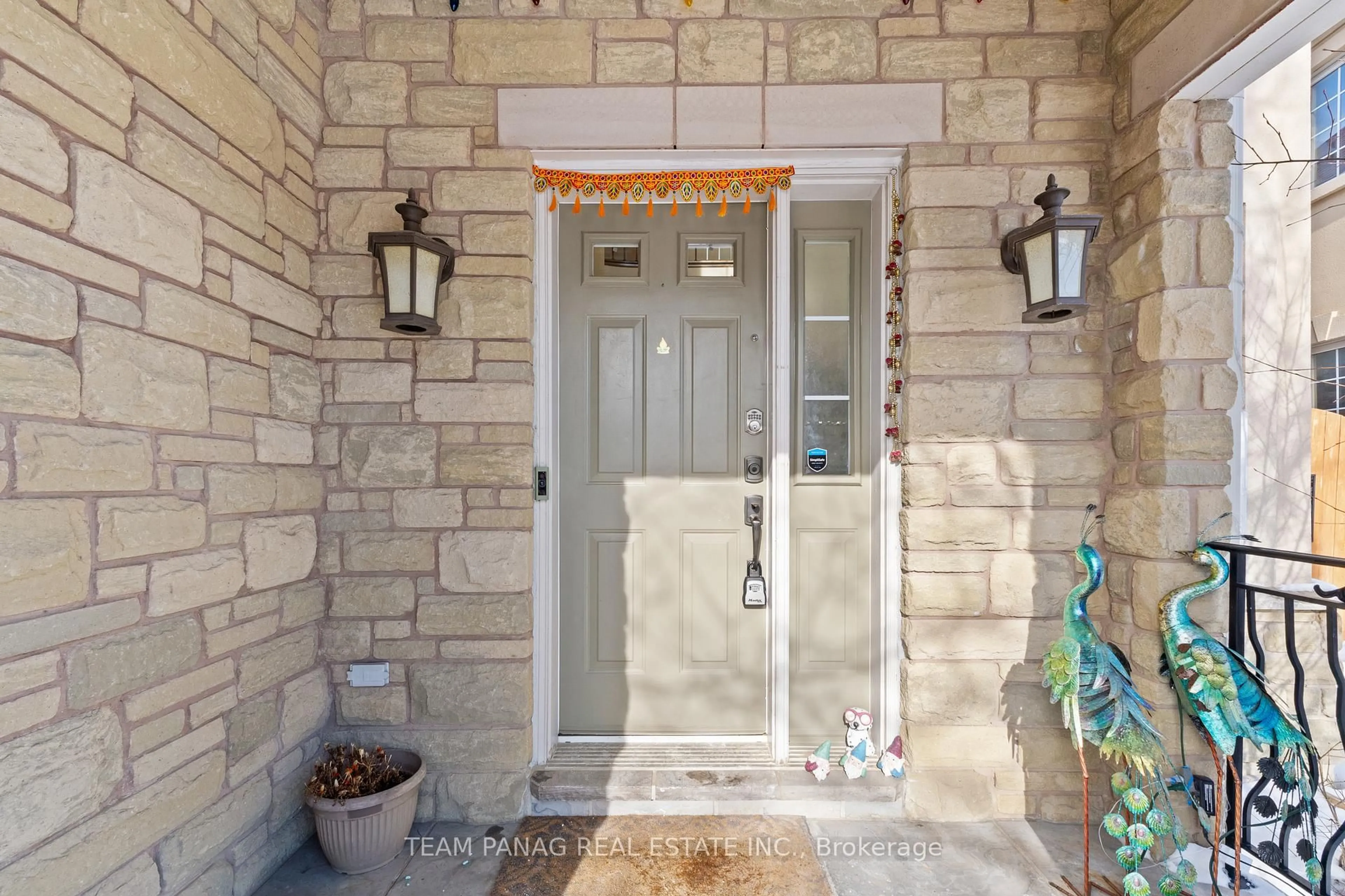 Indoor entryway for 9 Sorbonne Dr, Brampton Ontario L6P 1W5