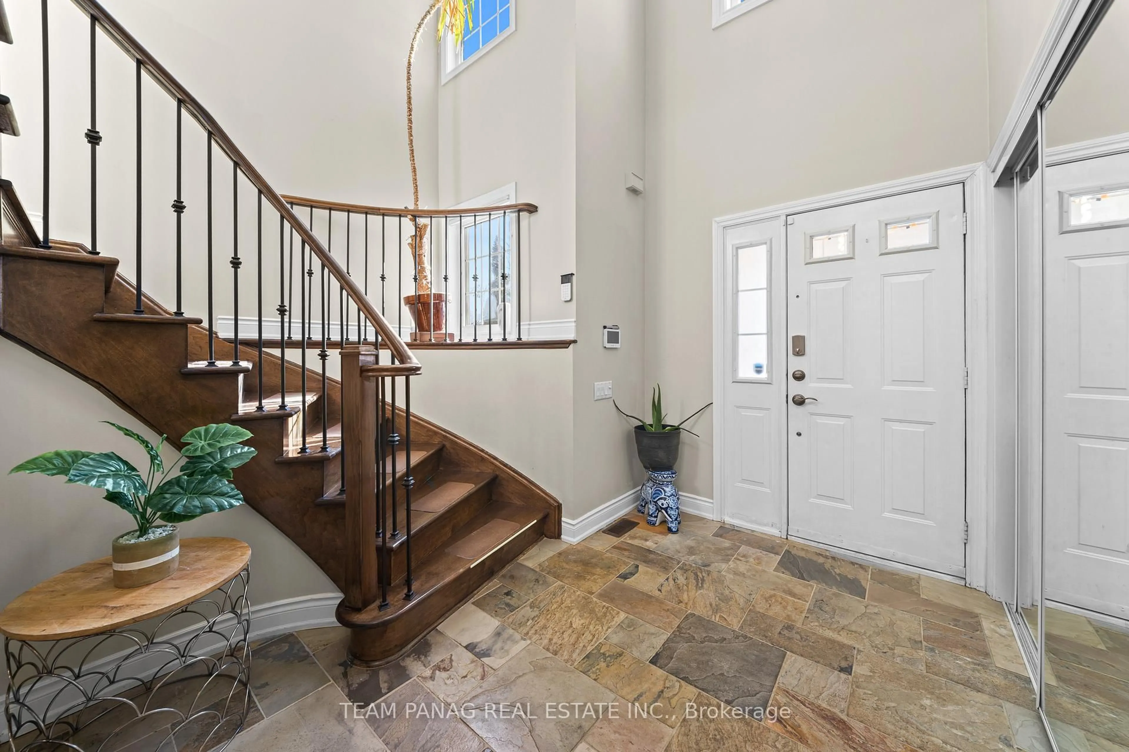 Indoor entryway for 9 Sorbonne Dr, Brampton Ontario L6P 1W5
