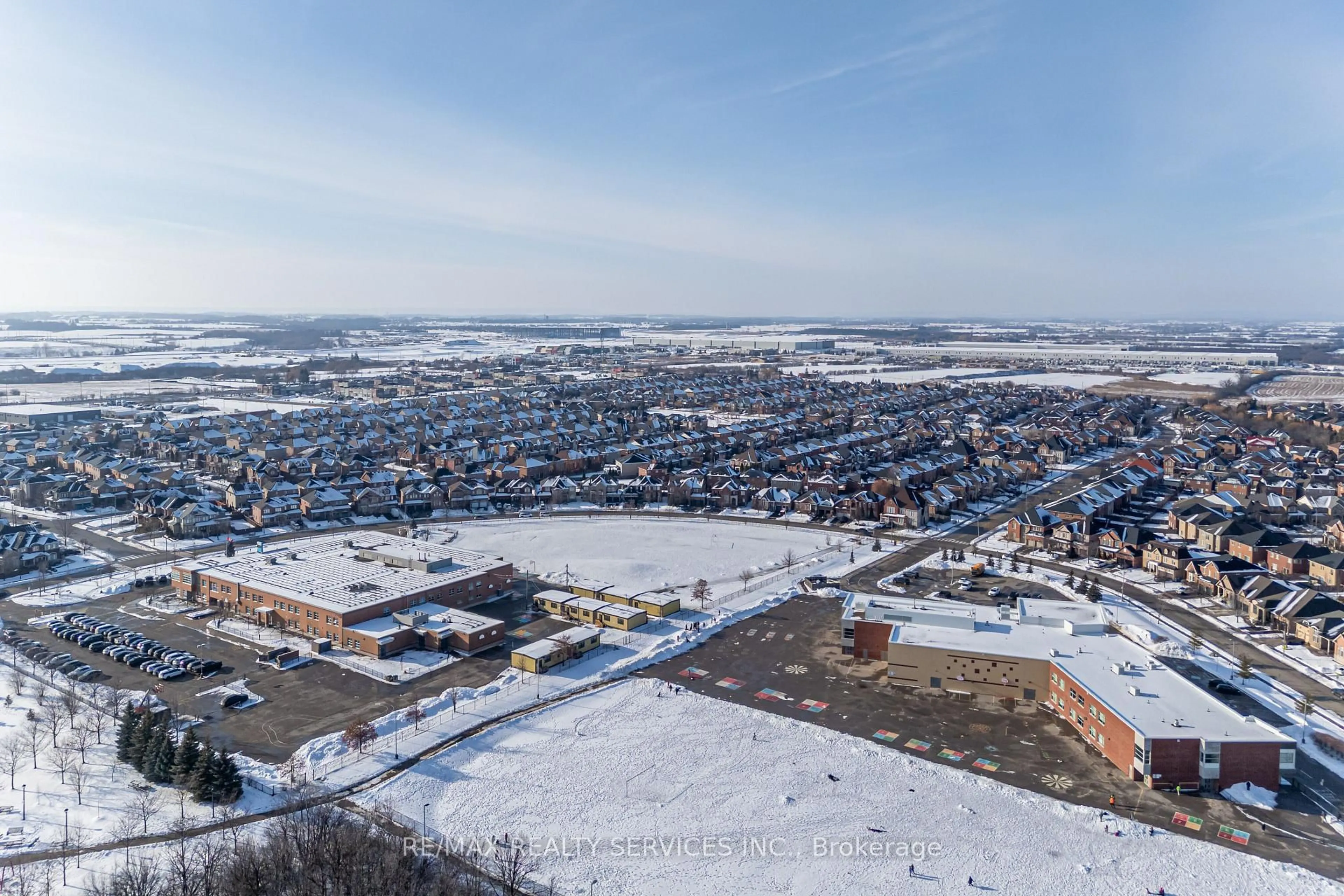 A pic from outside/outdoor area/front of a property/back of a property/a pic from drone, mountain view for 52 Mount Royal Circ, Brampton Ontario L6P 2K4
