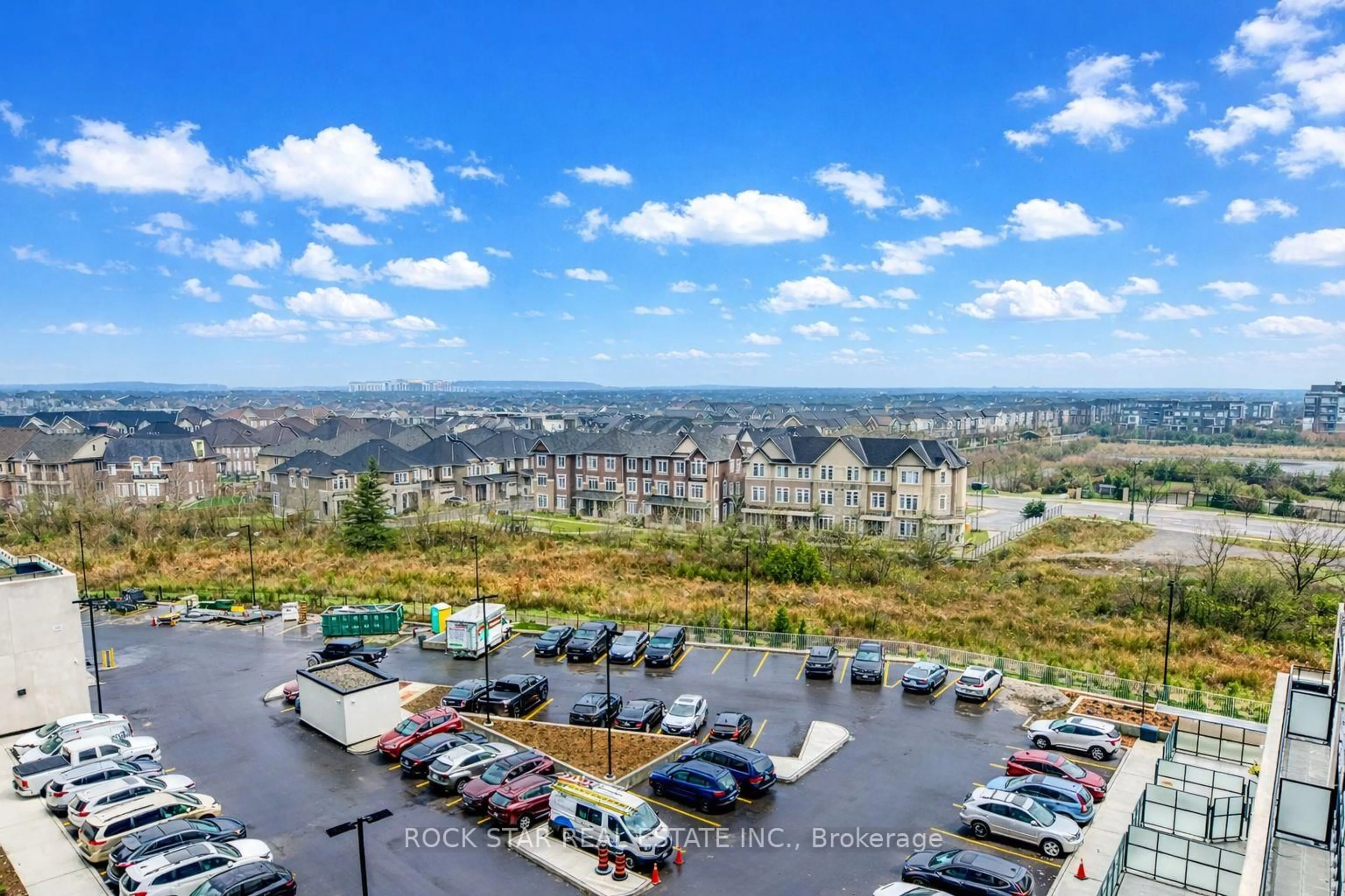 A pic from outside/outdoor area/front of a property/back of a property/a pic from drone, mountain view for 395 Dundas St #601, Oakville Ontario L6M 5R8