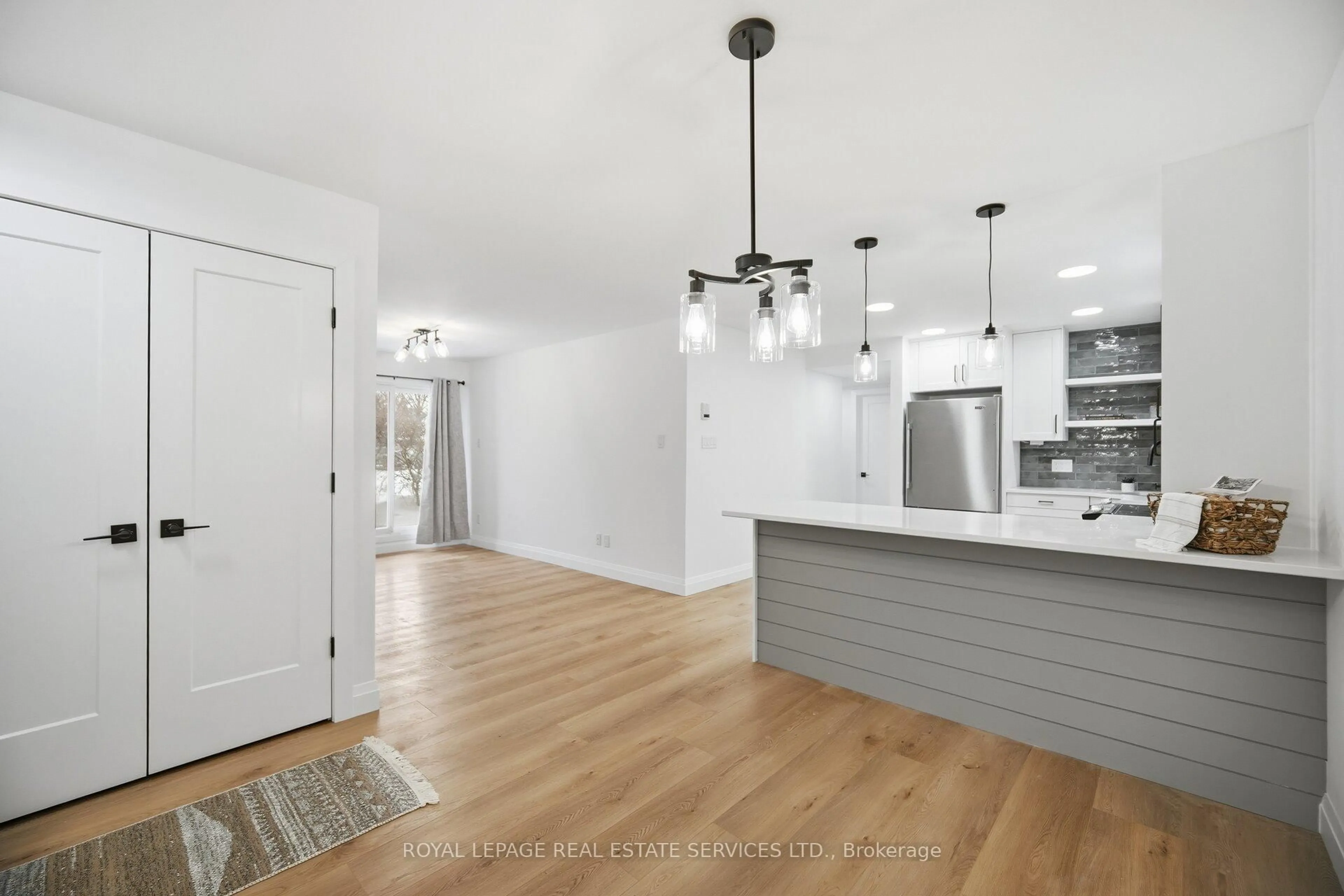 Open concept kitchen, wood/laminate floor for 1476 Pilgrims Way #1811, Oakville Ontario L6M 3G7