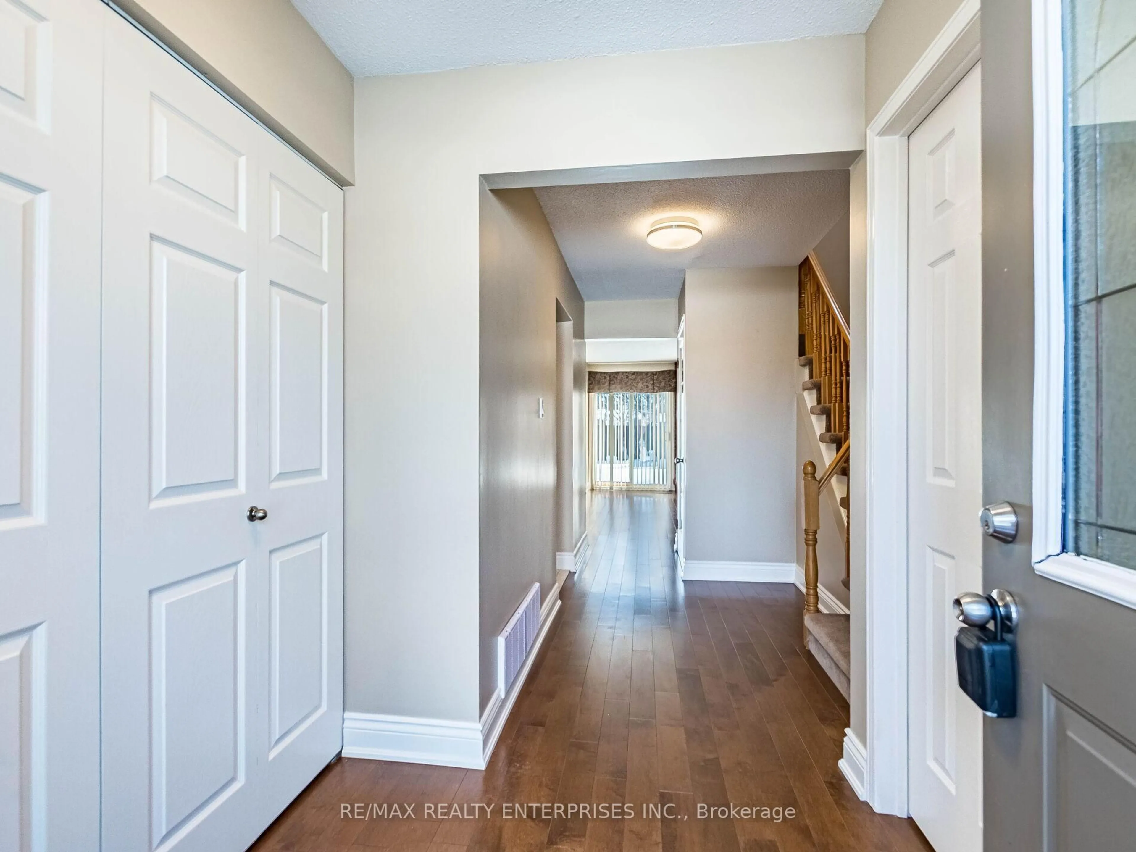 Indoor entryway for 3016 Rymal Rd, Mississauga Ontario L4Y 4B4