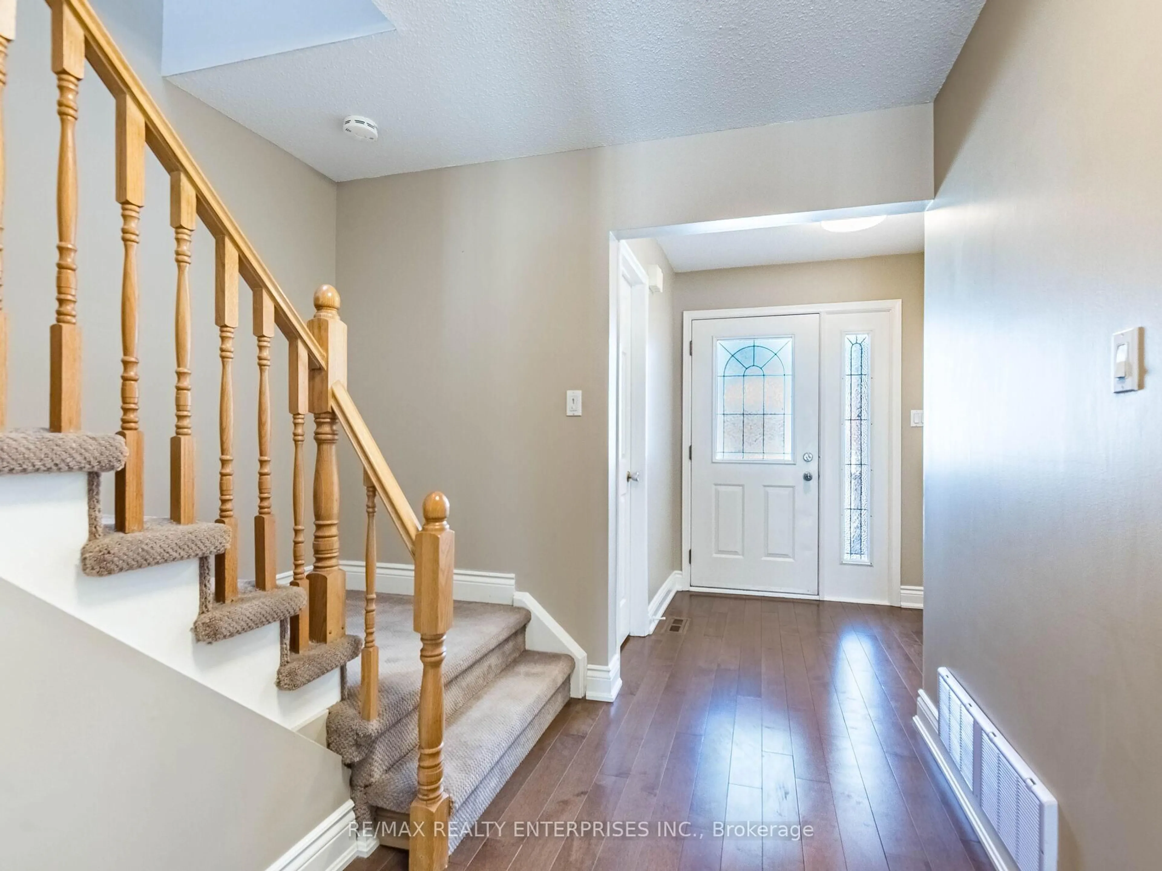 Indoor entryway for 3016 Rymal Rd, Mississauga Ontario L4Y 4B4