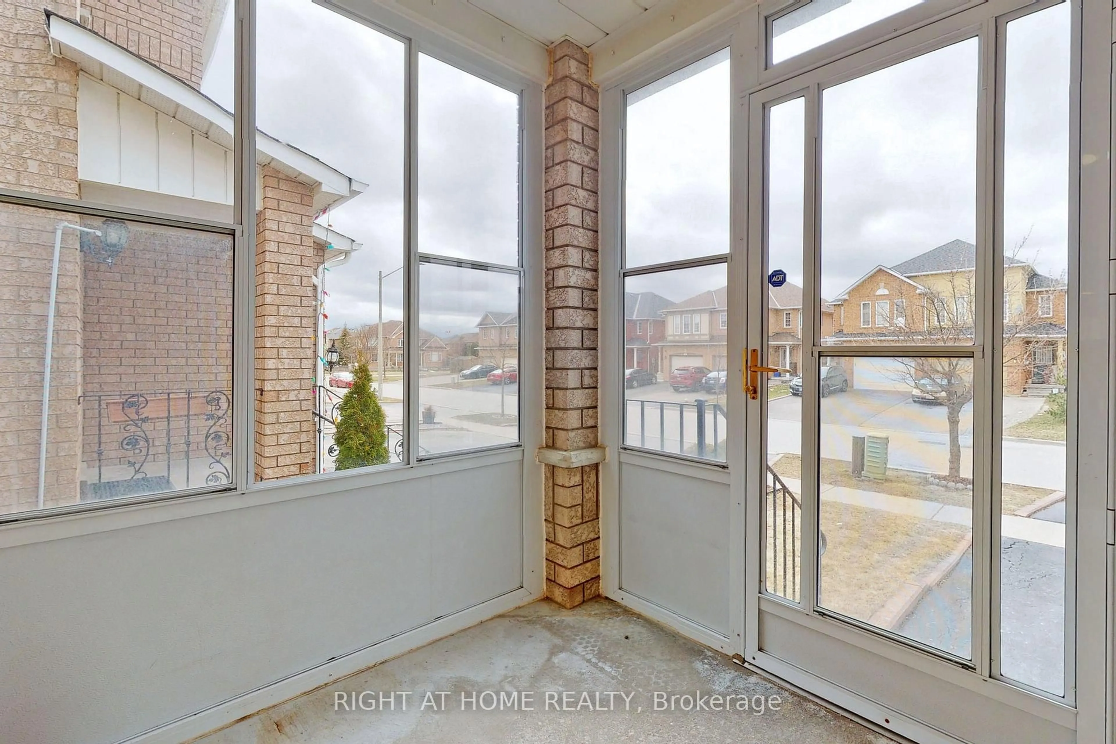 Indoor entryway for 1046 Windbrook Grve, Mississauga Ontario L5V 2N7
