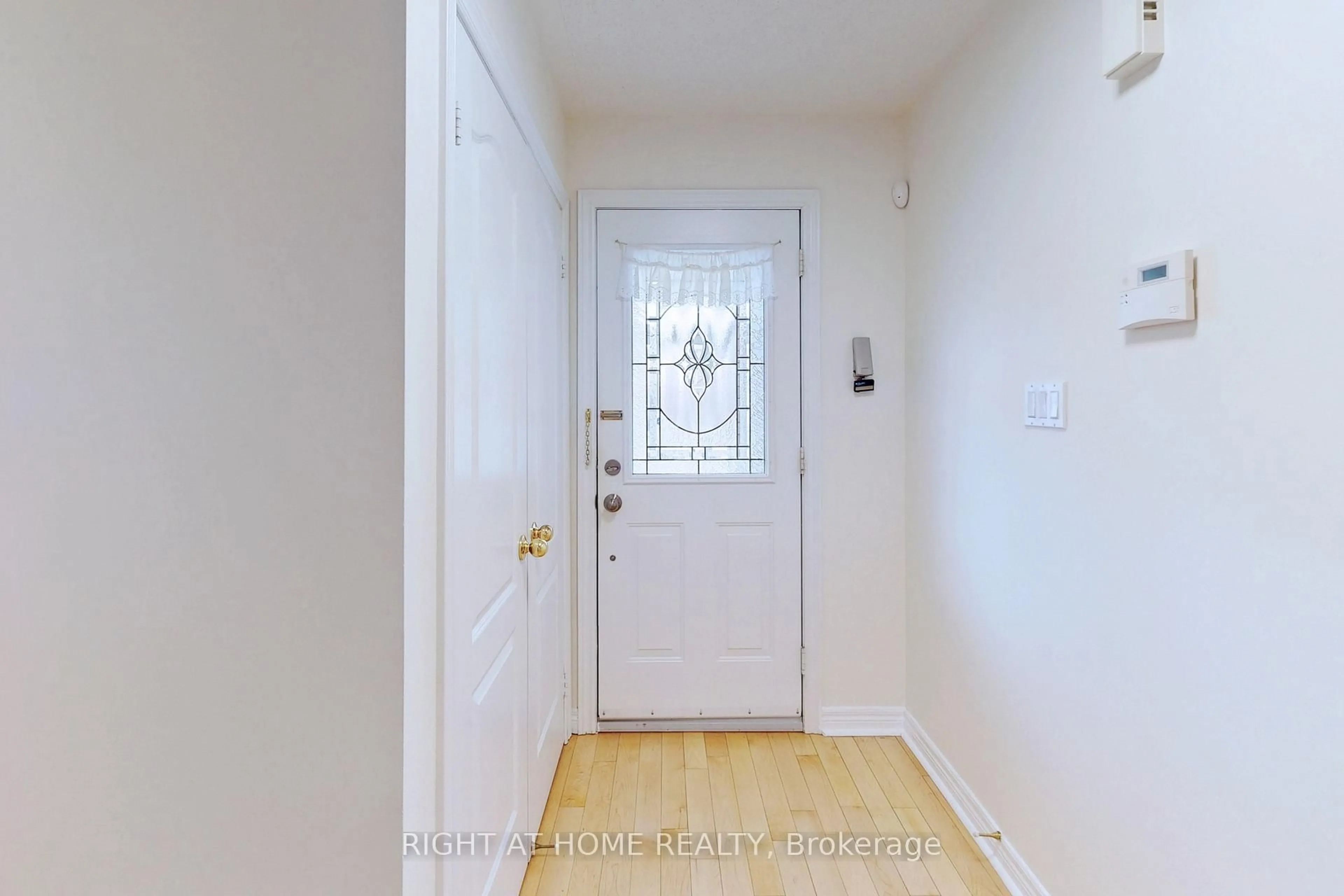 Indoor entryway for 1046 Windbrook Grve, Mississauga Ontario L5V 2N7