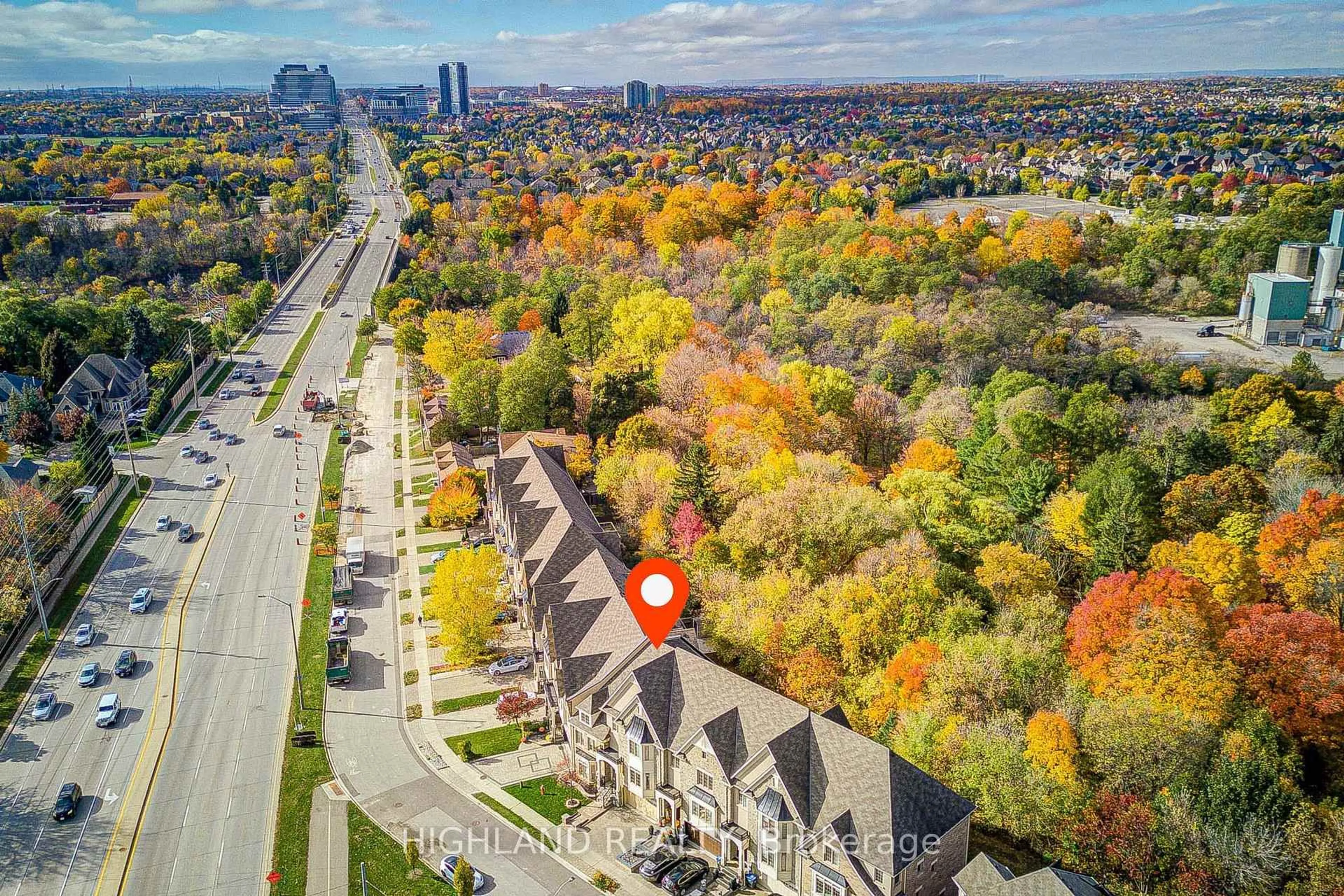 A pic from outside/outdoor area/front of a property/back of a property/a pic from drone, city buildings view from balcony for 1569 Eglinton Ave, Mississauga Ontario L5M 7C1