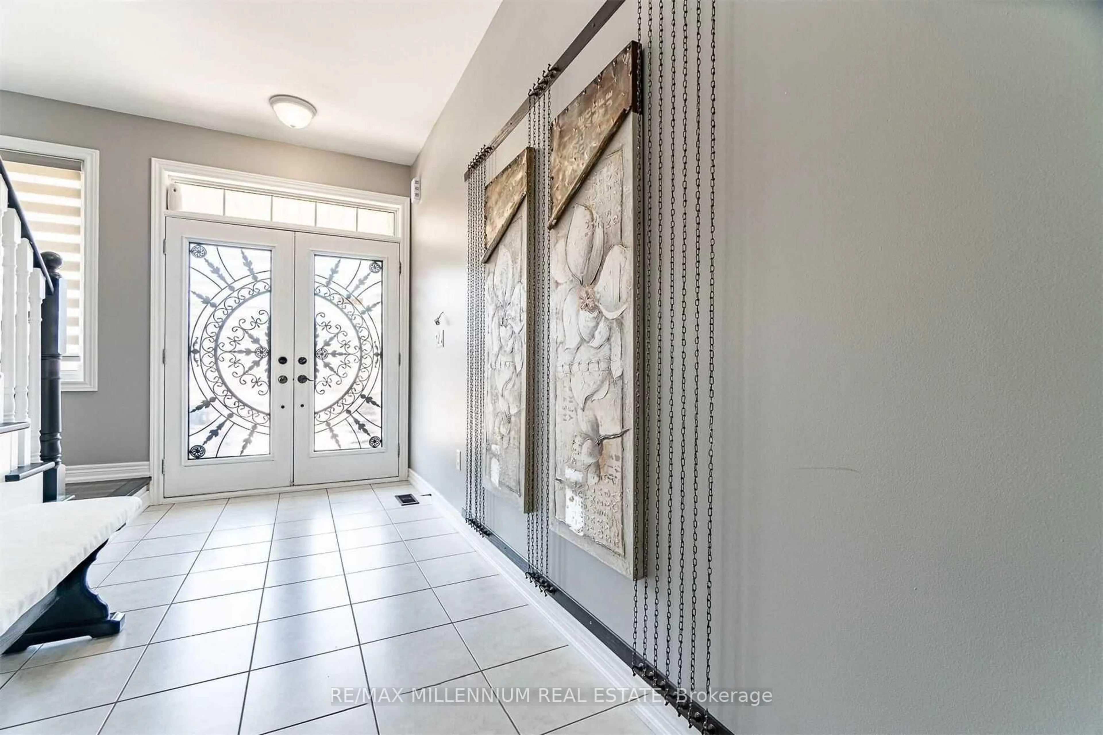 Indoor foyer for 19 Durango Dr, Brampton Ontario L6X 2Z2