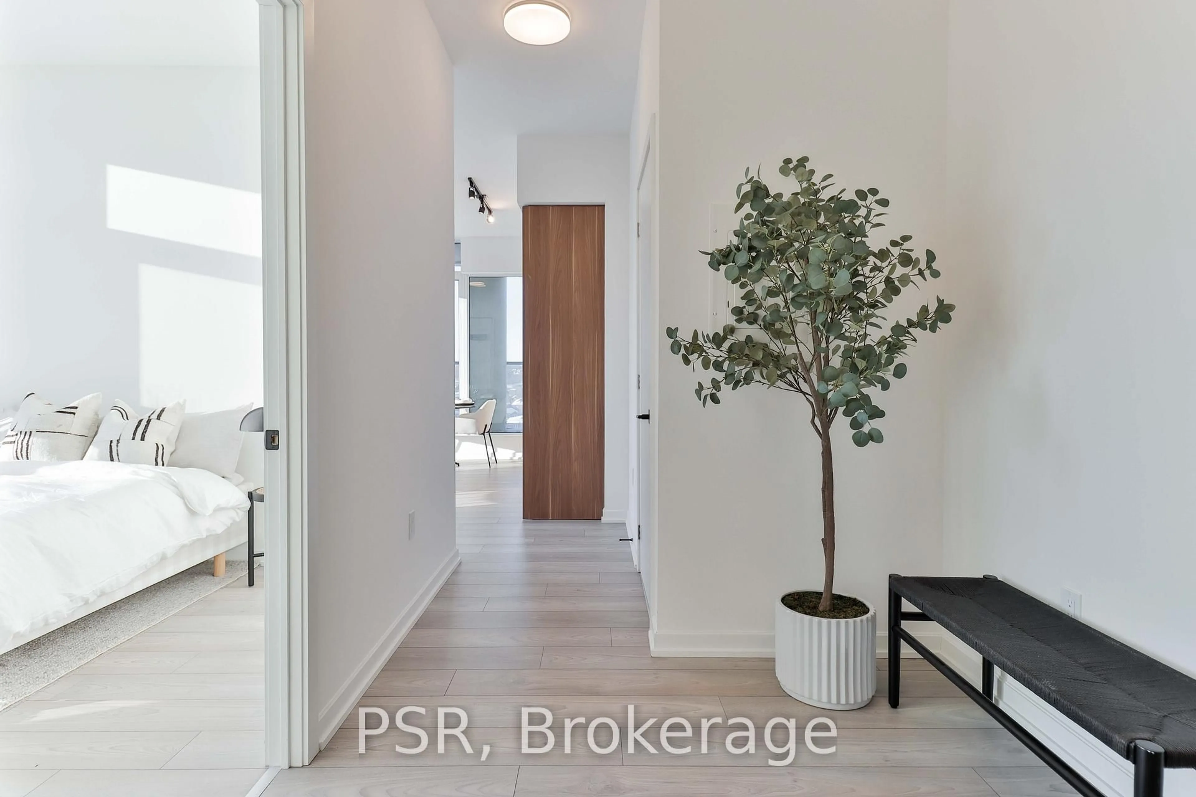 Indoor entryway for 1285 Dupont St #704, Toronto Ontario M6H 2A6