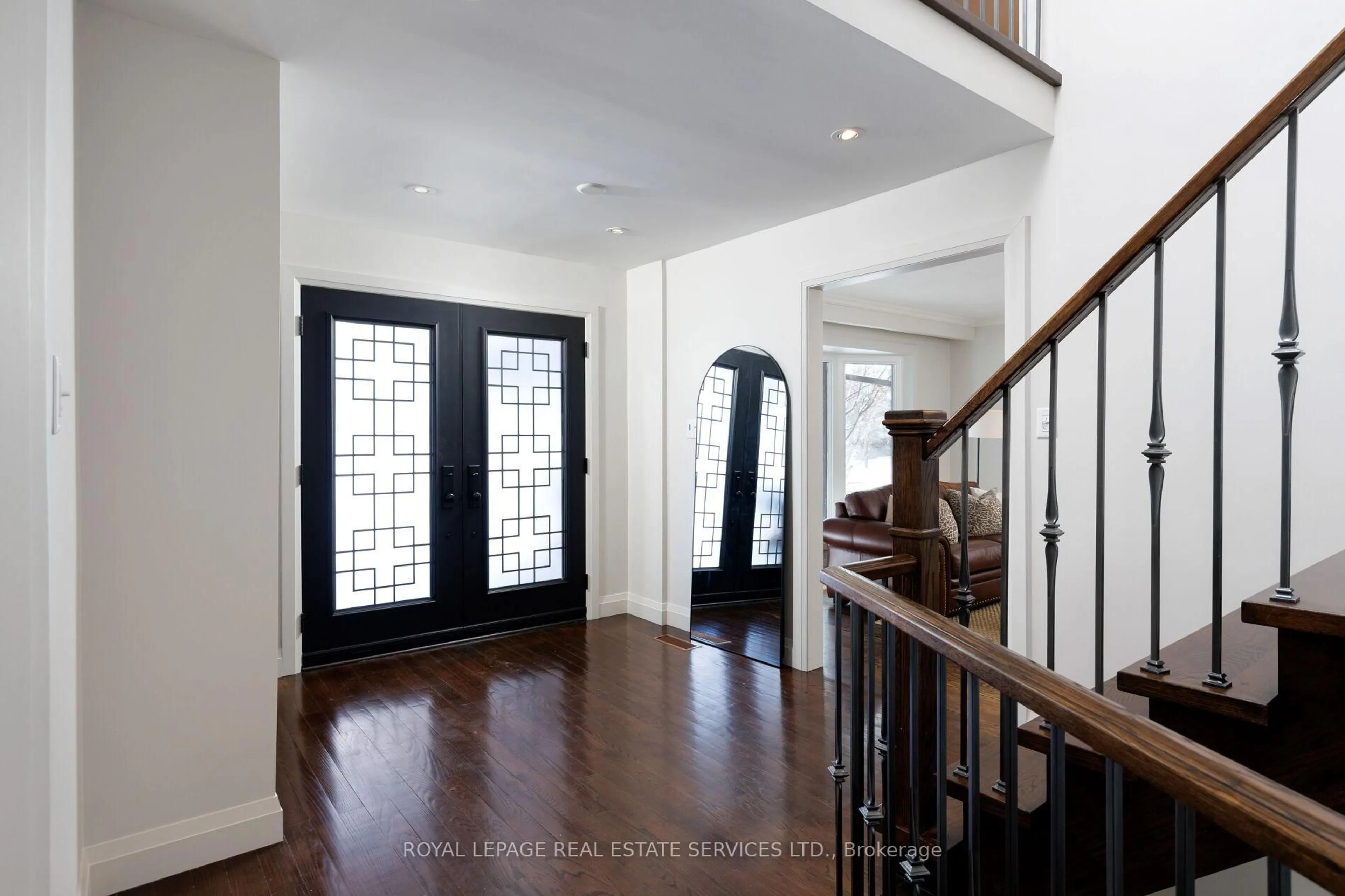 Indoor entryway for 221 Richmond Rd Rd, Oakville Ontario L6H 1L8