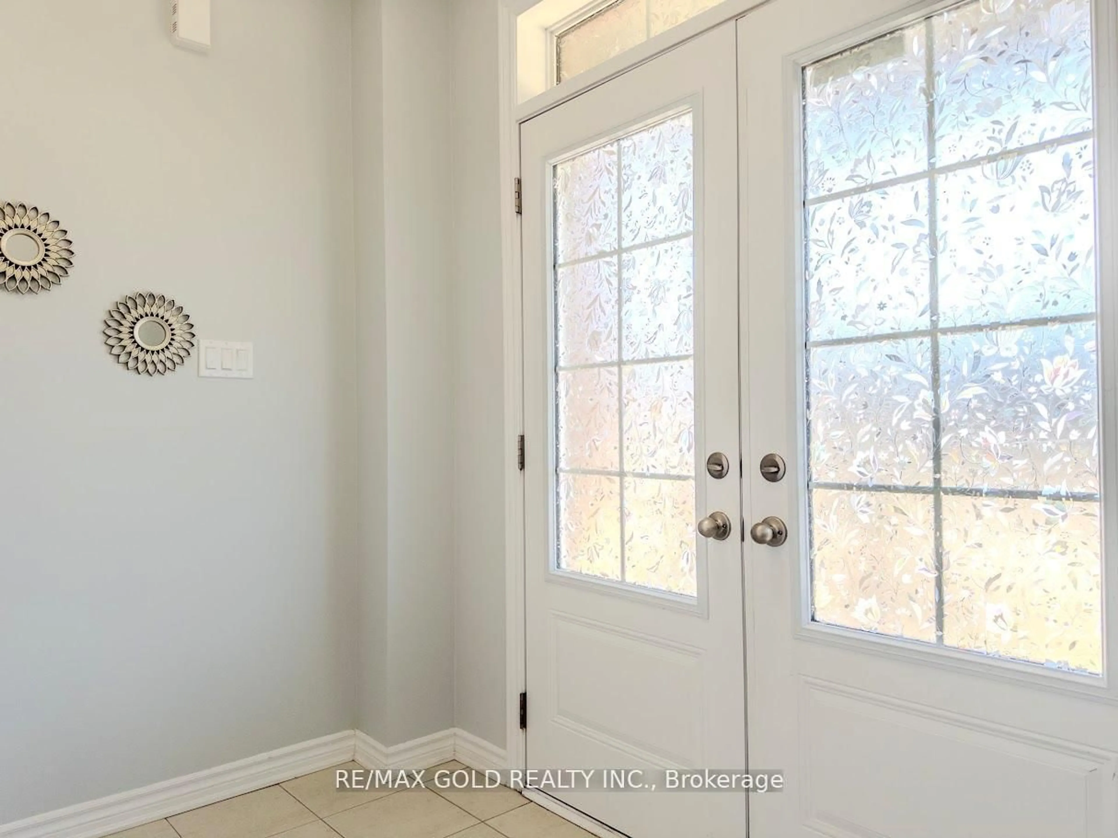 Indoor entryway for 119 Petch Ave, Caledon Ontario L7C 1Z9