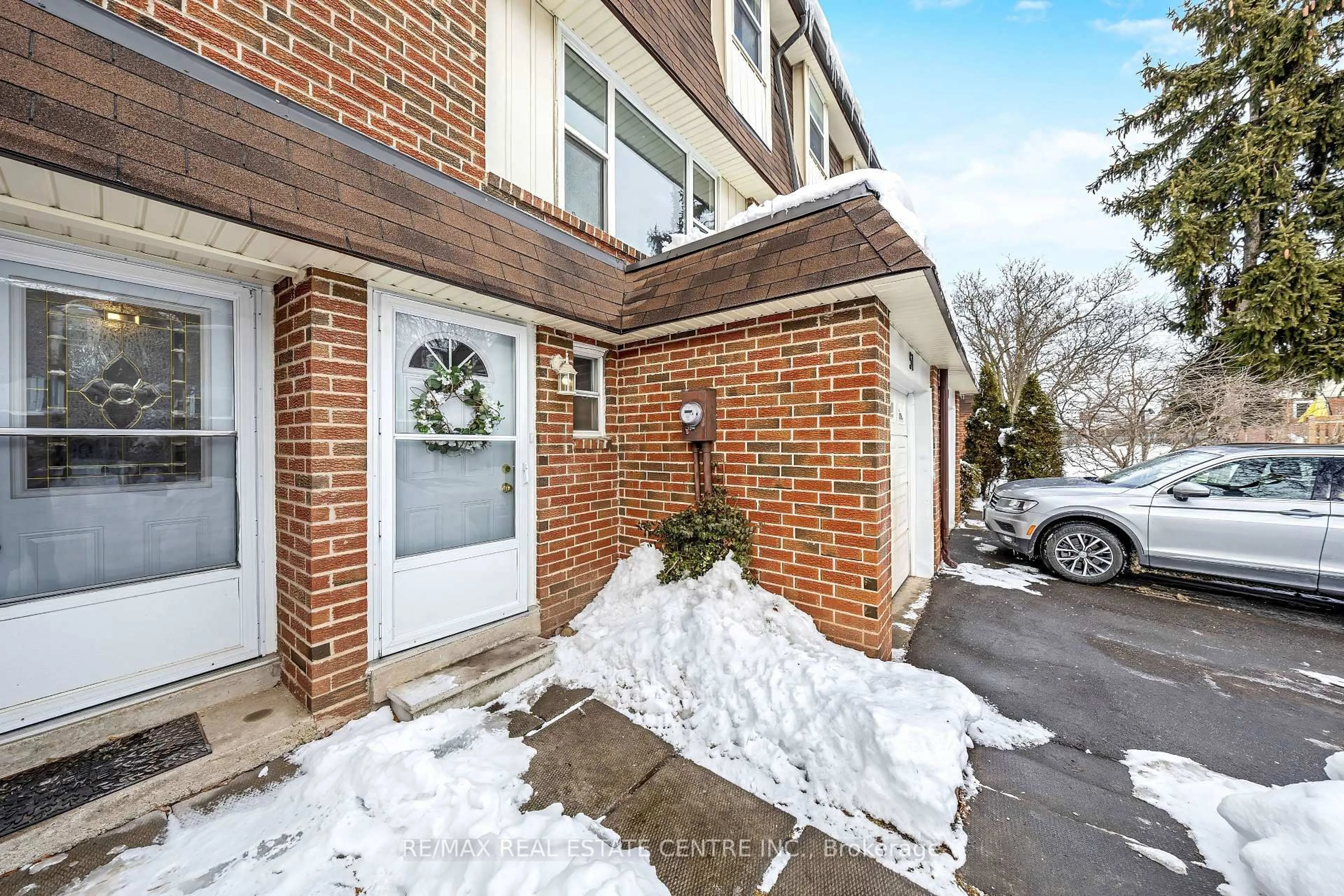 Indoor entryway for 235 Bronte St #51, Milton Ontario L9T 3V8