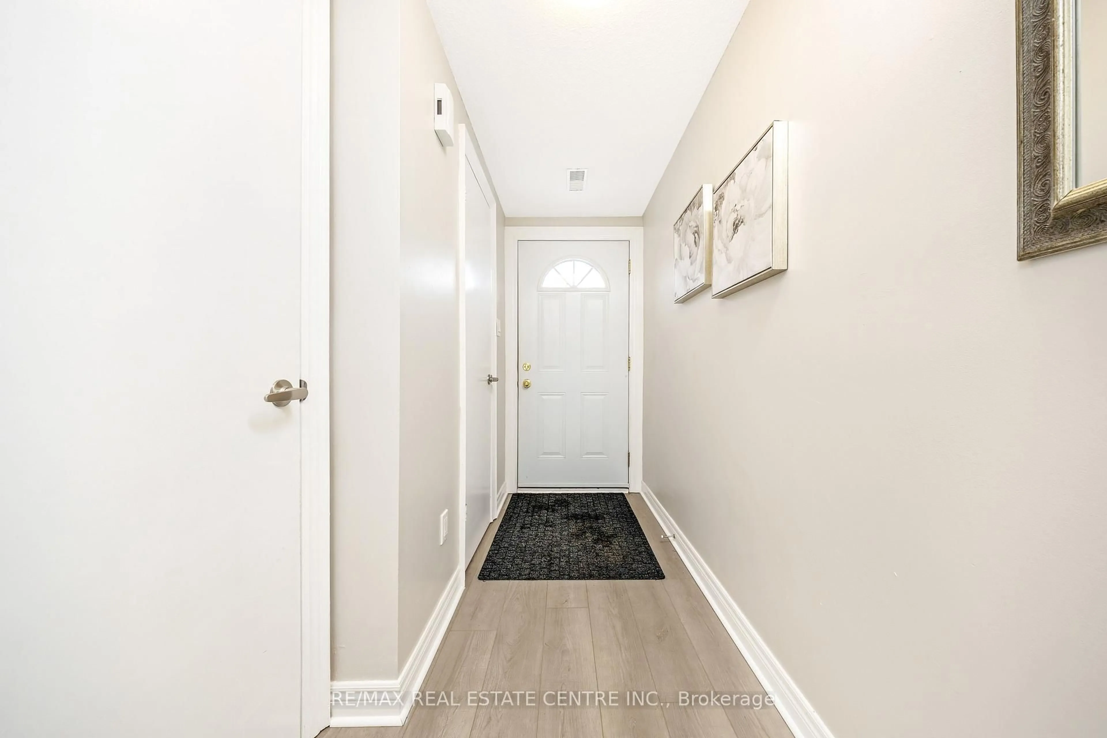 Indoor entryway for 235 Bronte St #51, Milton Ontario L9T 3V8