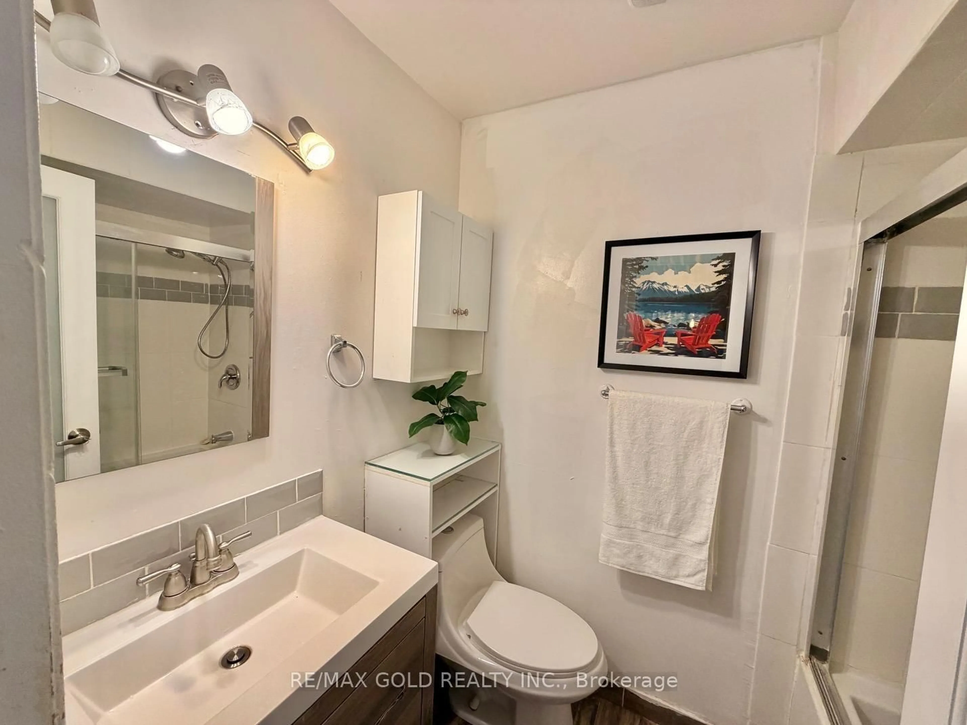 Standard bathroom, ceramic/tile floor for 7707 Darcel Ave #26, Mississauga Ontario L4T 3W9