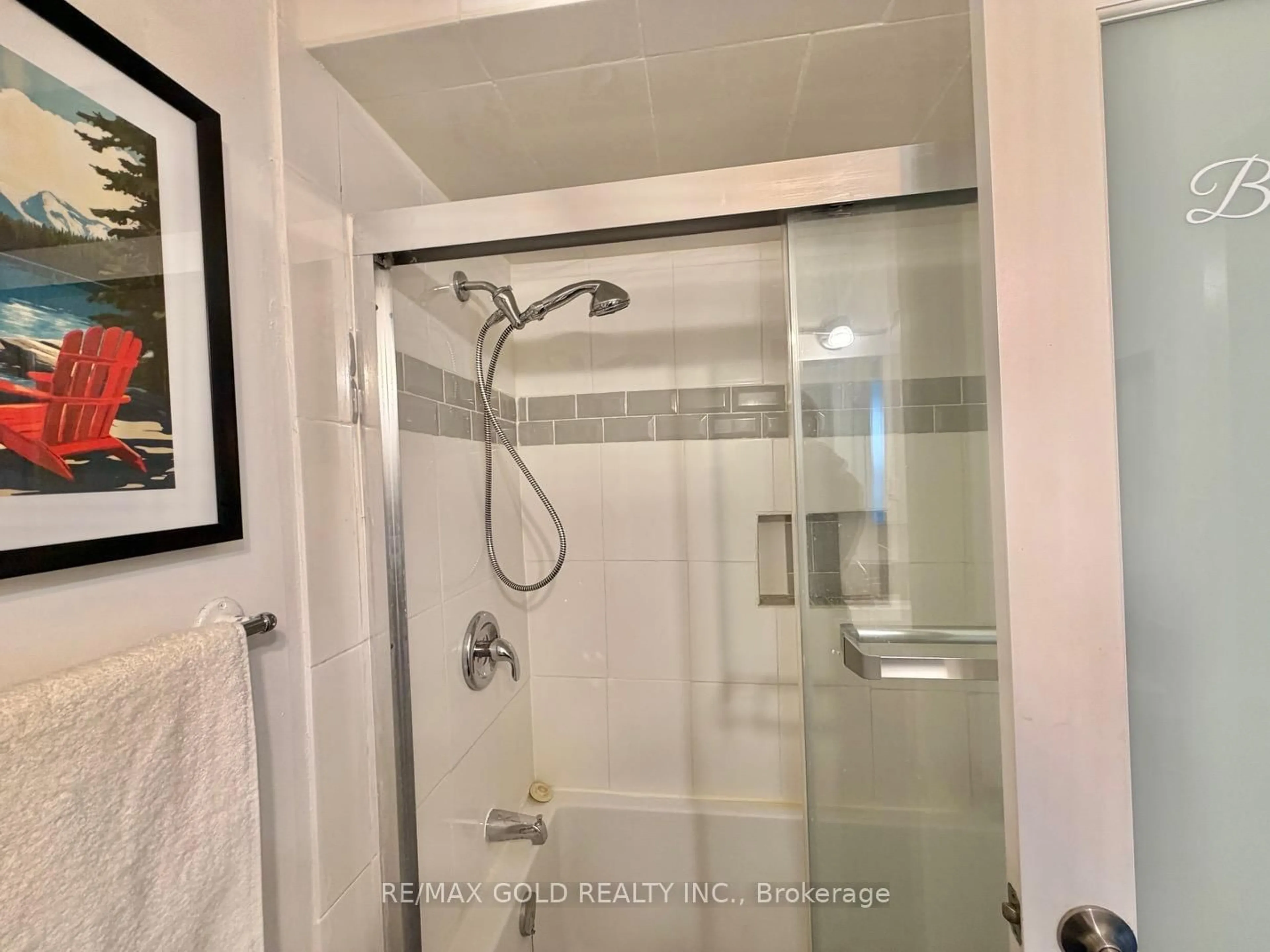 Standard bathroom, ceramic/tile floor for 7707 Darcel Ave #26, Mississauga Ontario L4T 3W9