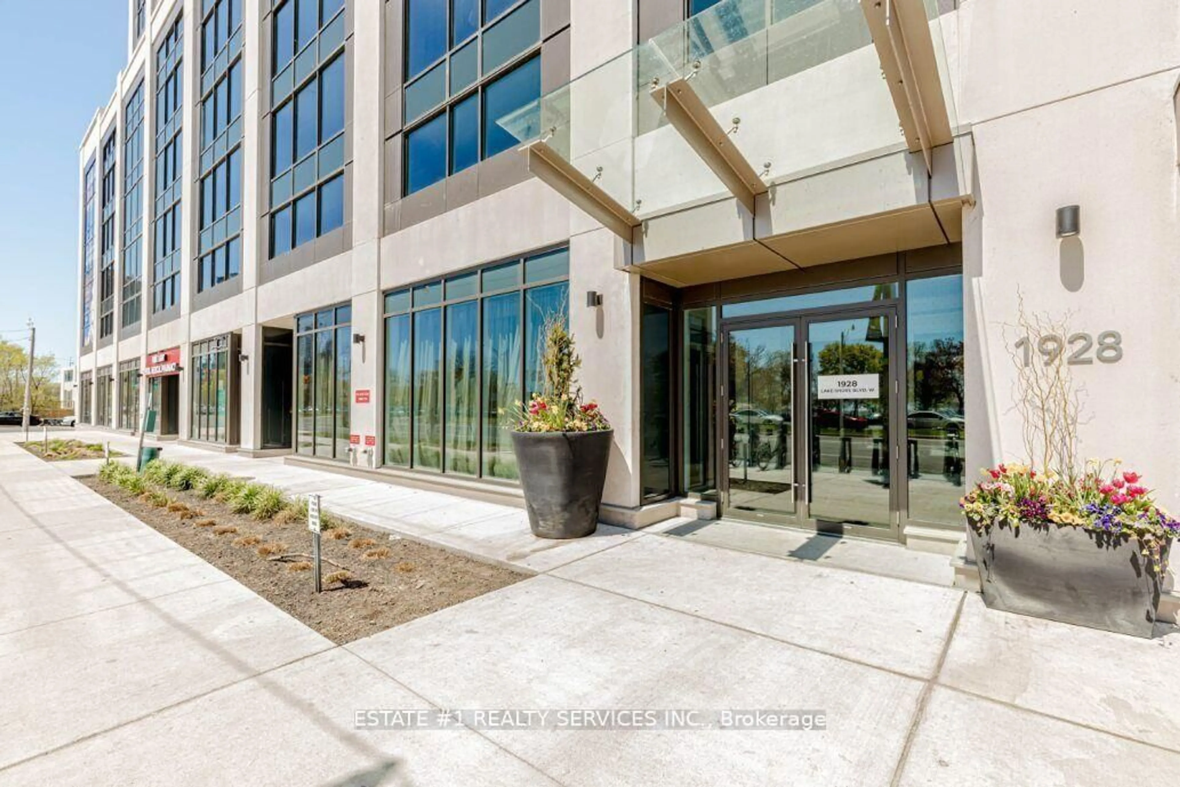 Indoor foyer for 1928 Lakeshore Blvd #2216, Toronto Ontario M6S 1A1