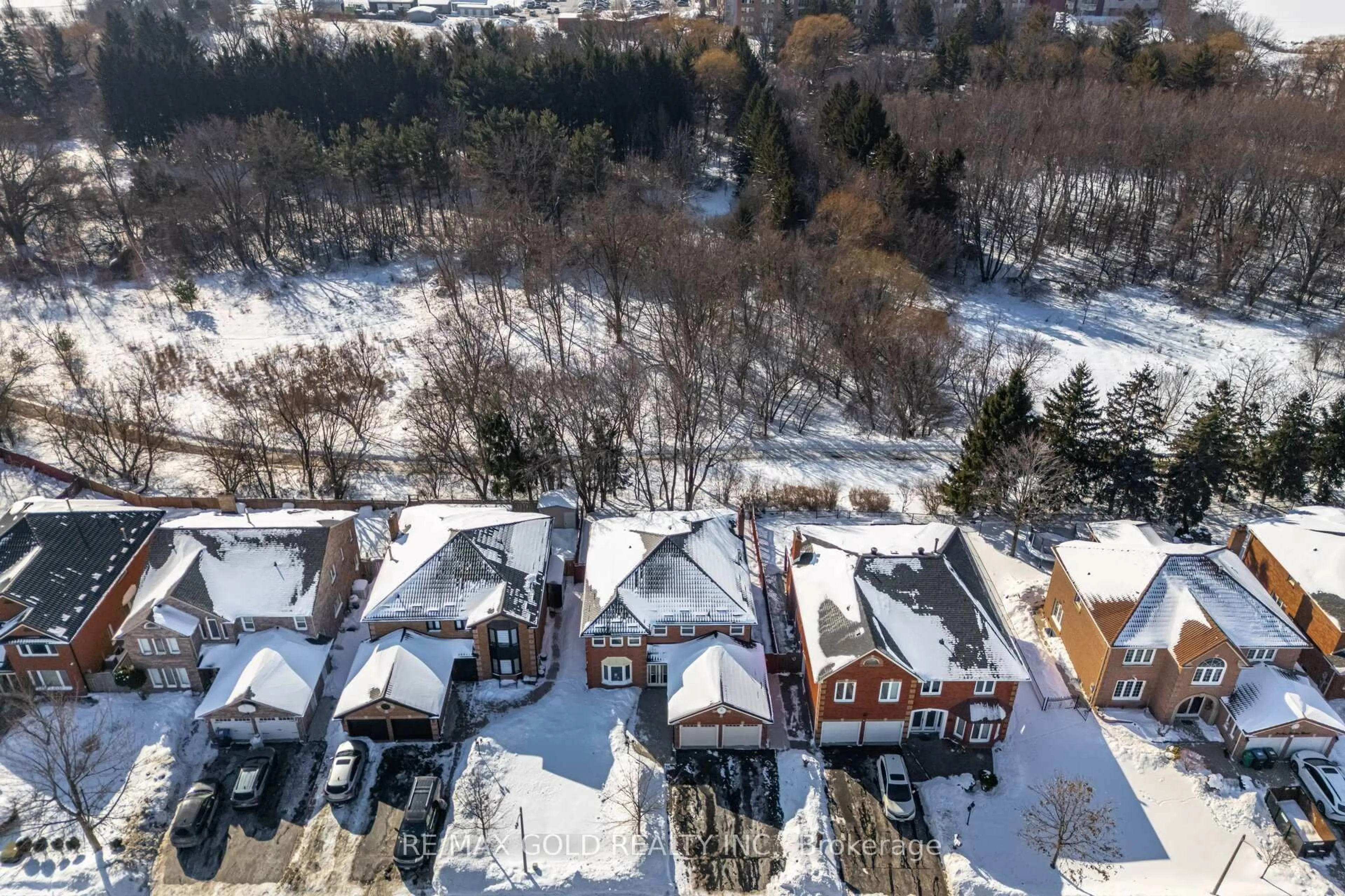 A pic from outside/outdoor area/front of a property/back of a property/a pic from drone, unknown for 6 New London Crt, Brampton Ontario L6Y 4E4