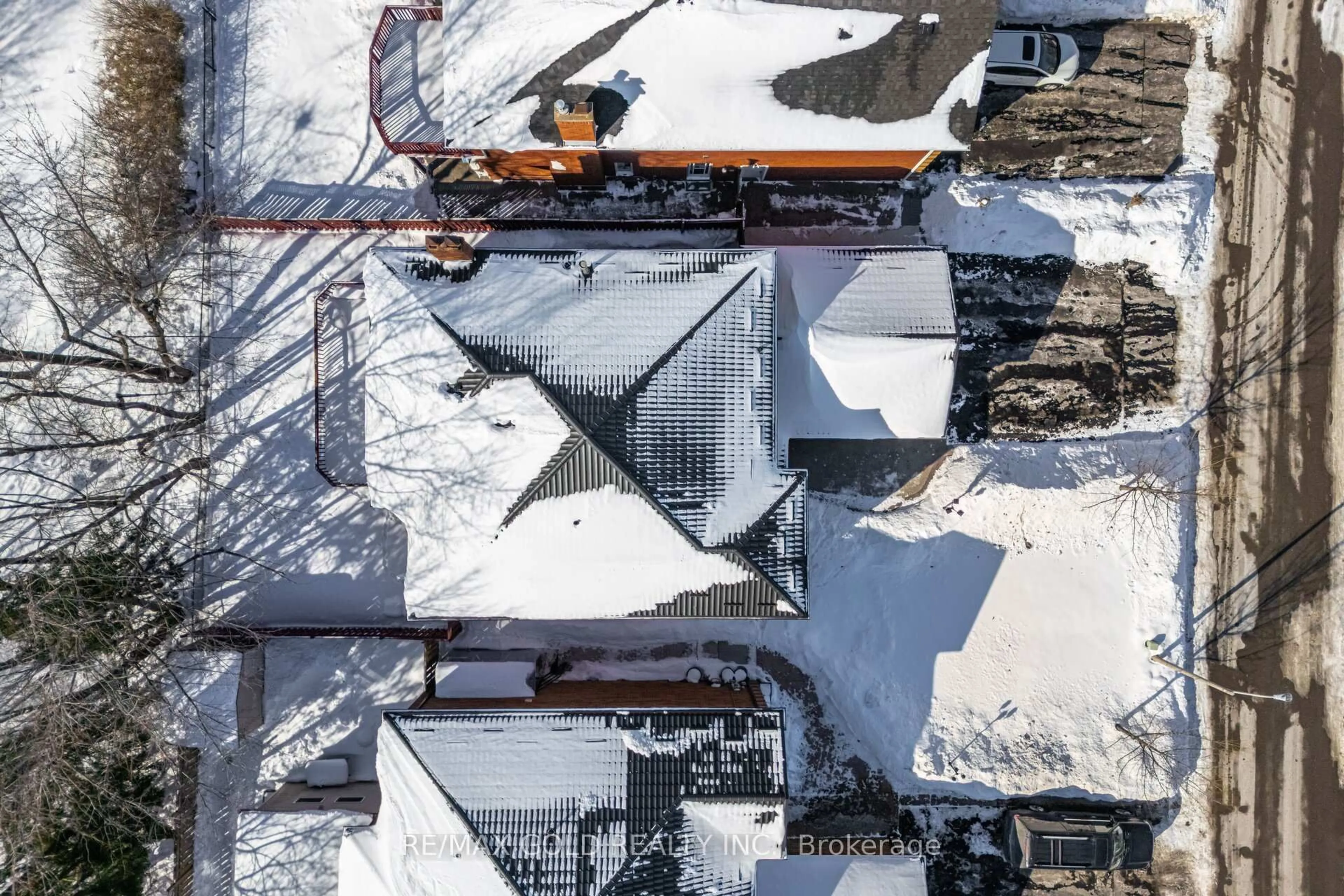 A pic from outside/outdoor area/front of a property/back of a property/a pic from drone, building for 6 New London Crt, Brampton Ontario L6Y 4E4