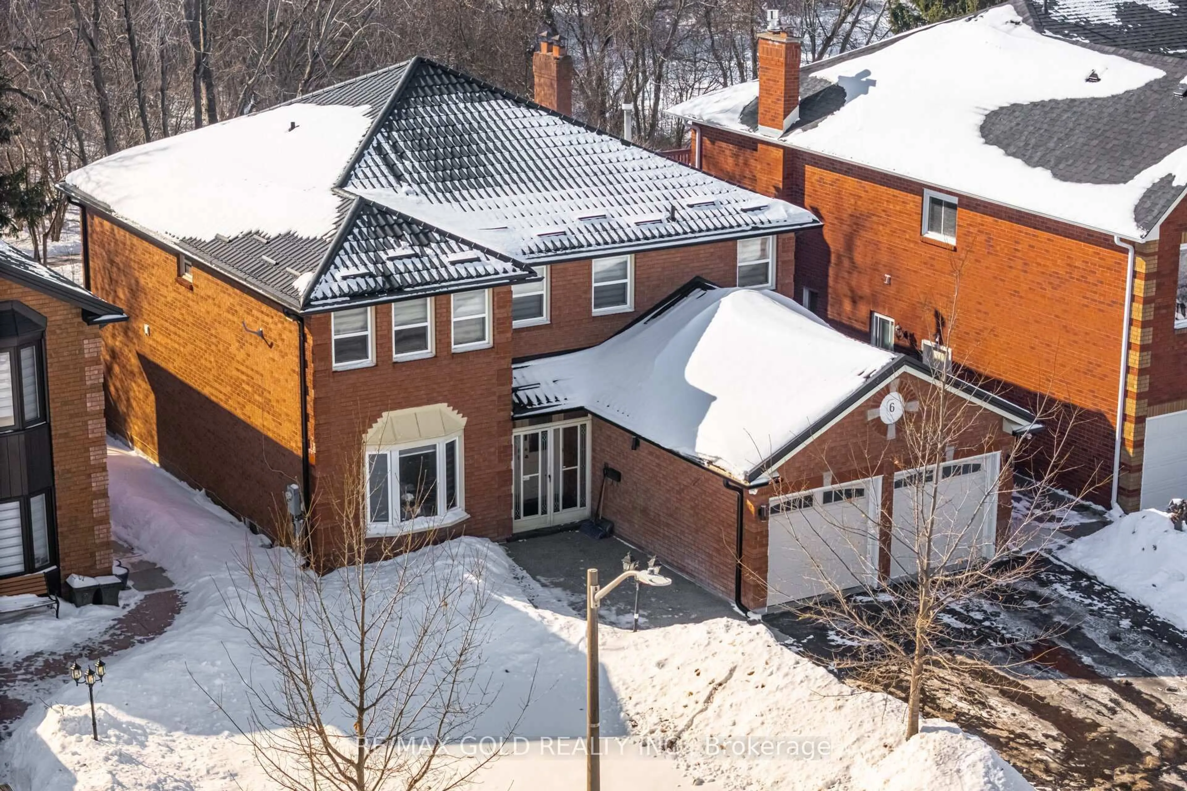 A pic from outside/outdoor area/front of a property/back of a property/a pic from drone, street for 6 New London Crt, Brampton Ontario L6Y 4E4