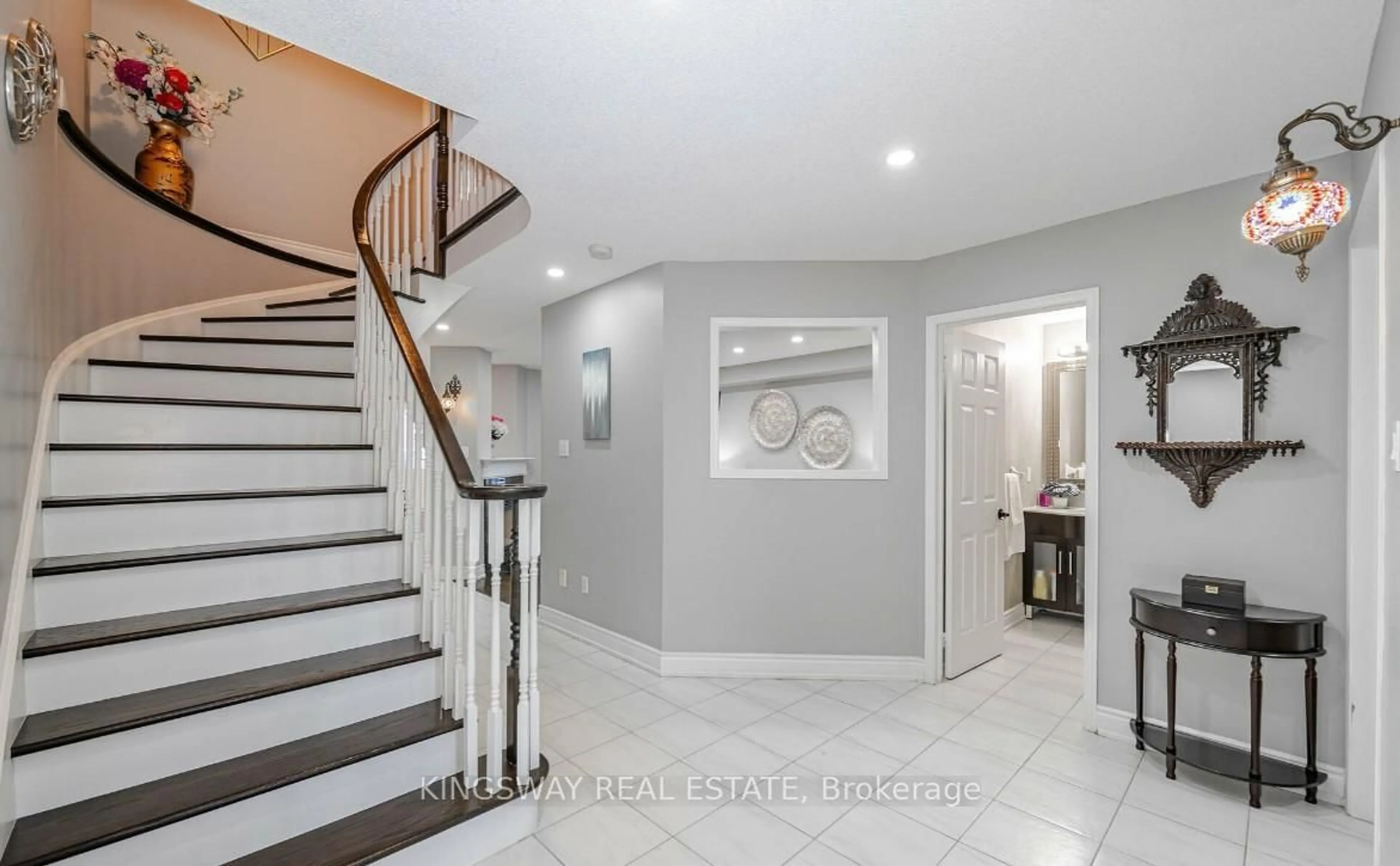 Indoor entryway for 5103 Silverwater Mill Cres, Mississauga Ontario L5V 2B2