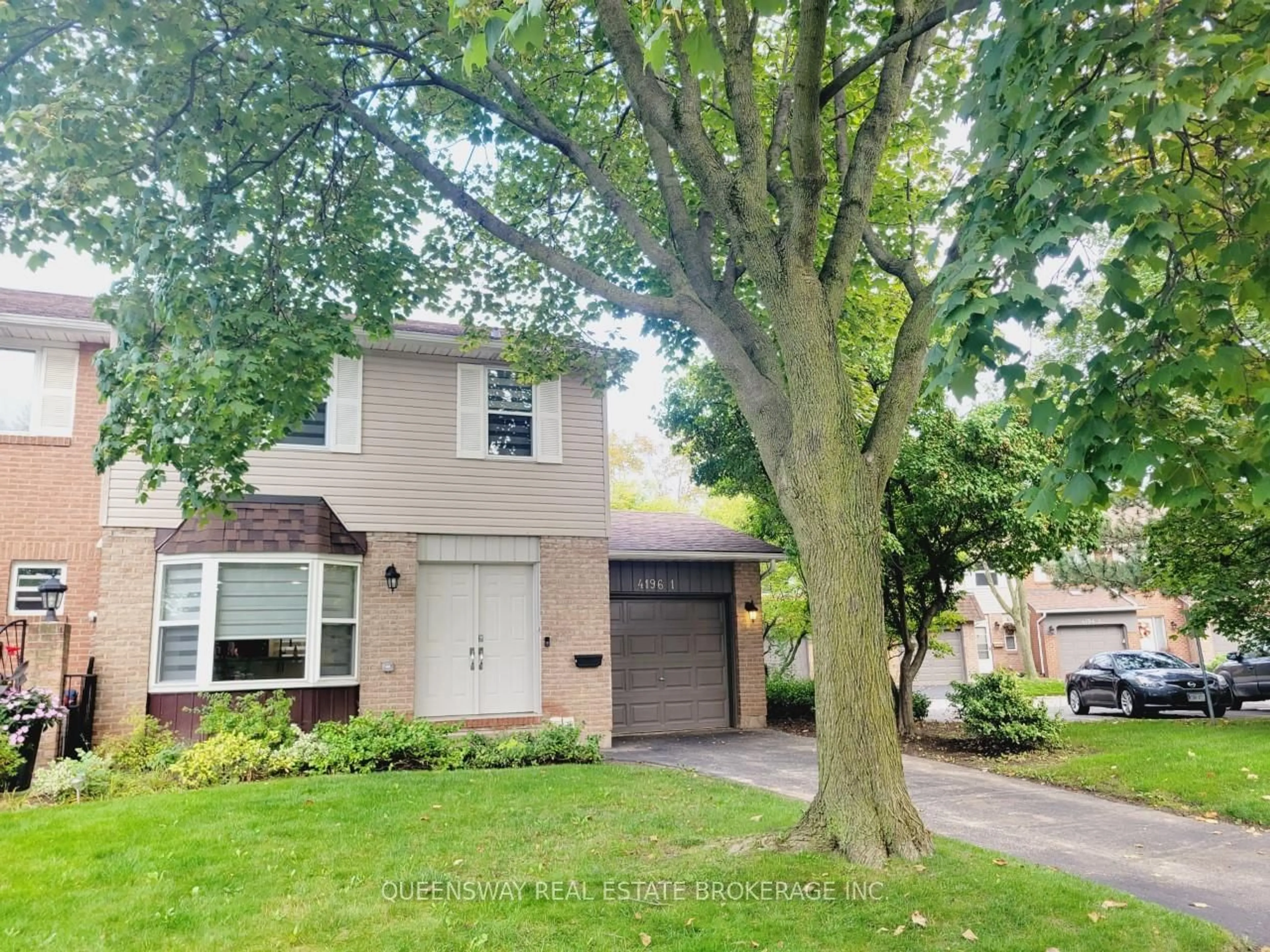 Home with vinyl exterior material, street for 4196 Longmoor Dr #1, Burlington Ontario L7L 5E3