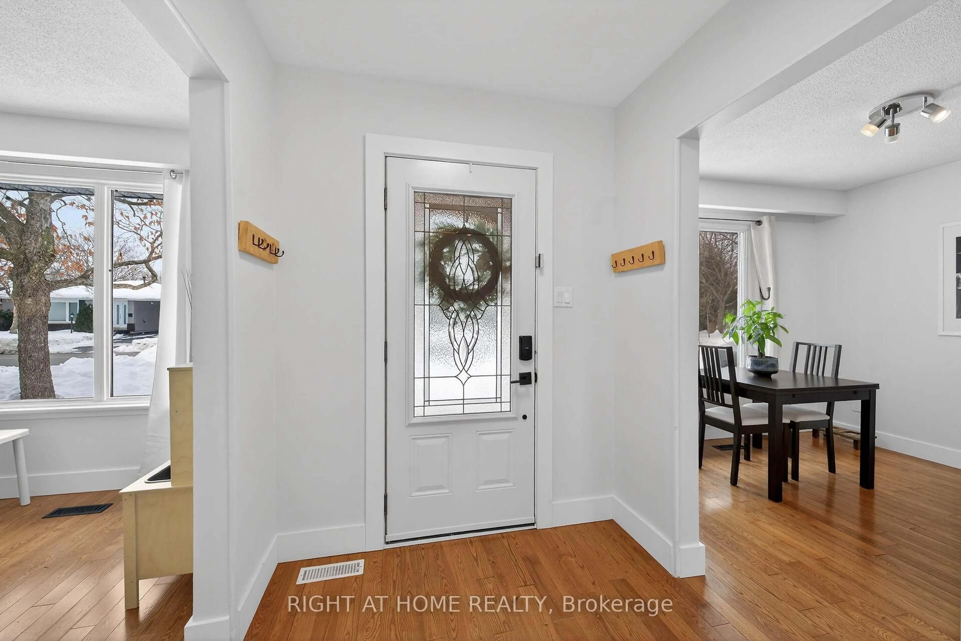 Indoor entryway for 3123 Centennial Dr, Burlington Ontario L7M 1B8