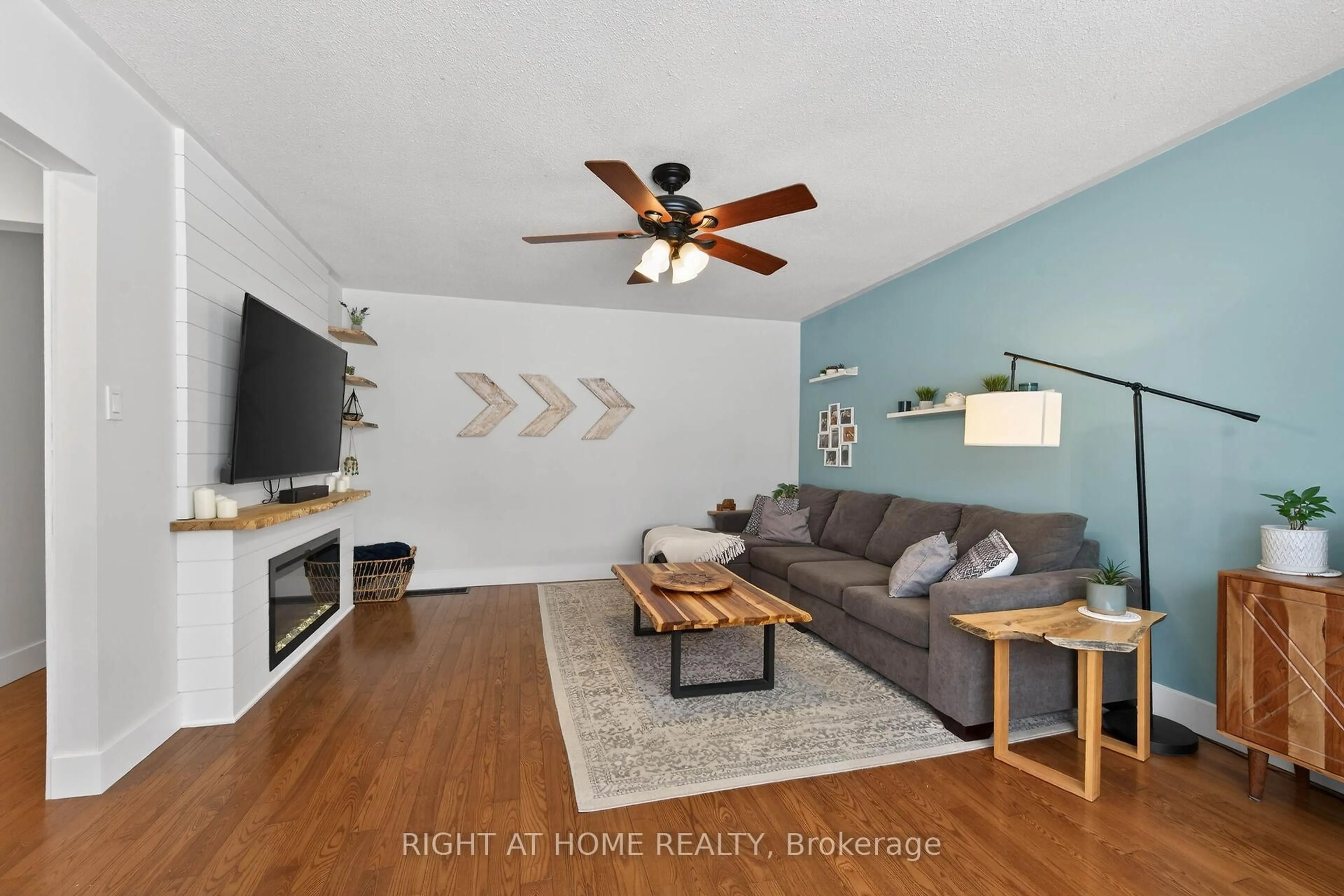 Living room with furniture, wood/laminate floor for 3123 Centennial Dr, Burlington Ontario L7M 1B8