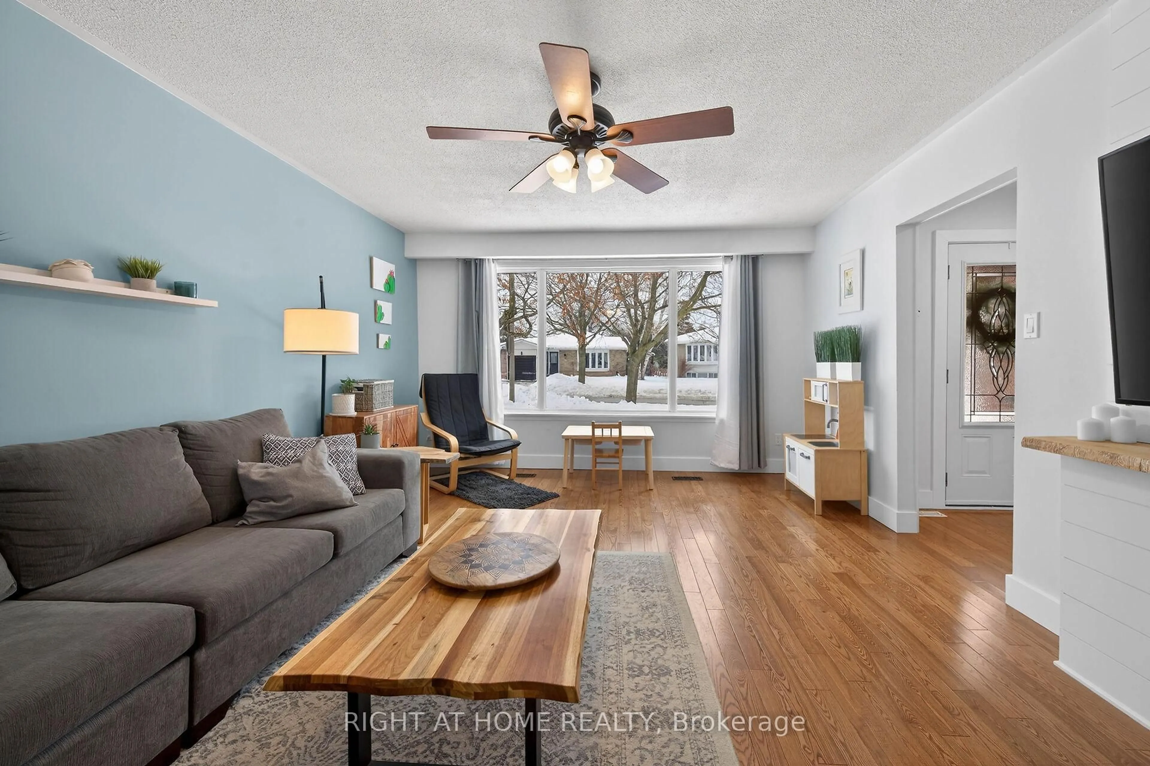 Living room with furniture, wood/laminate floor for 3123 Centennial Dr, Burlington Ontario L7M 1B8
