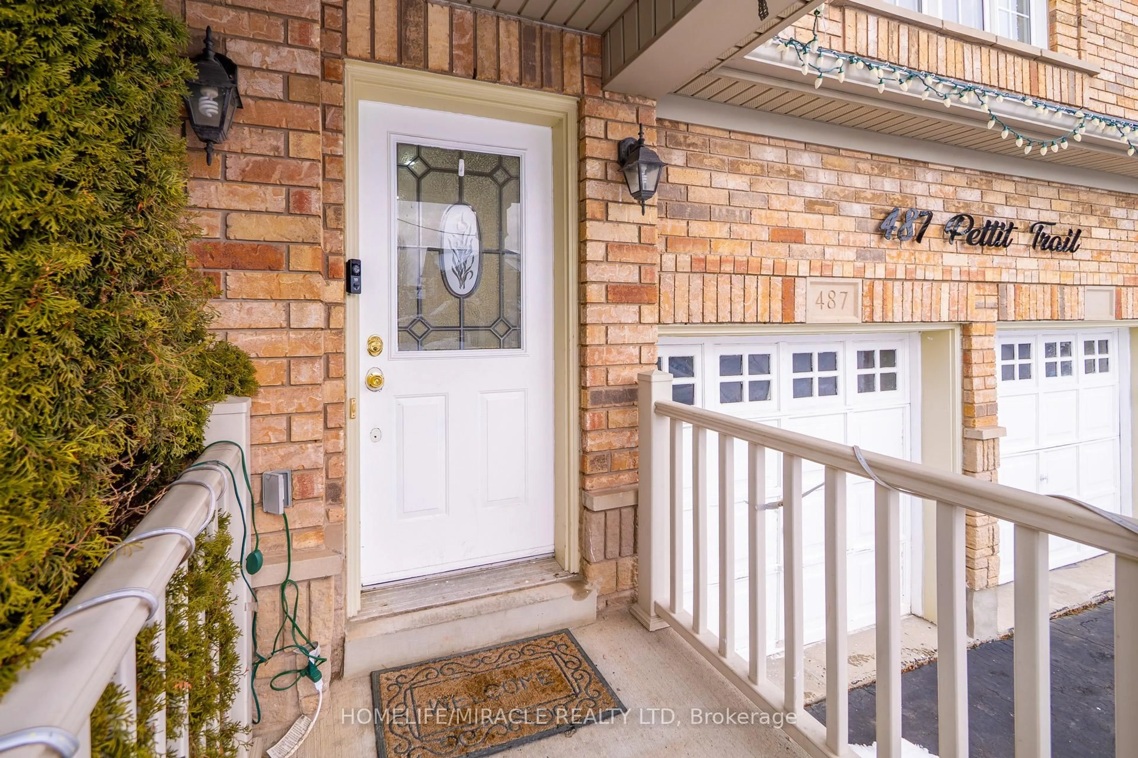 Indoor entryway for 487 Pettit Tr, Milton Ontario L9T 6N9