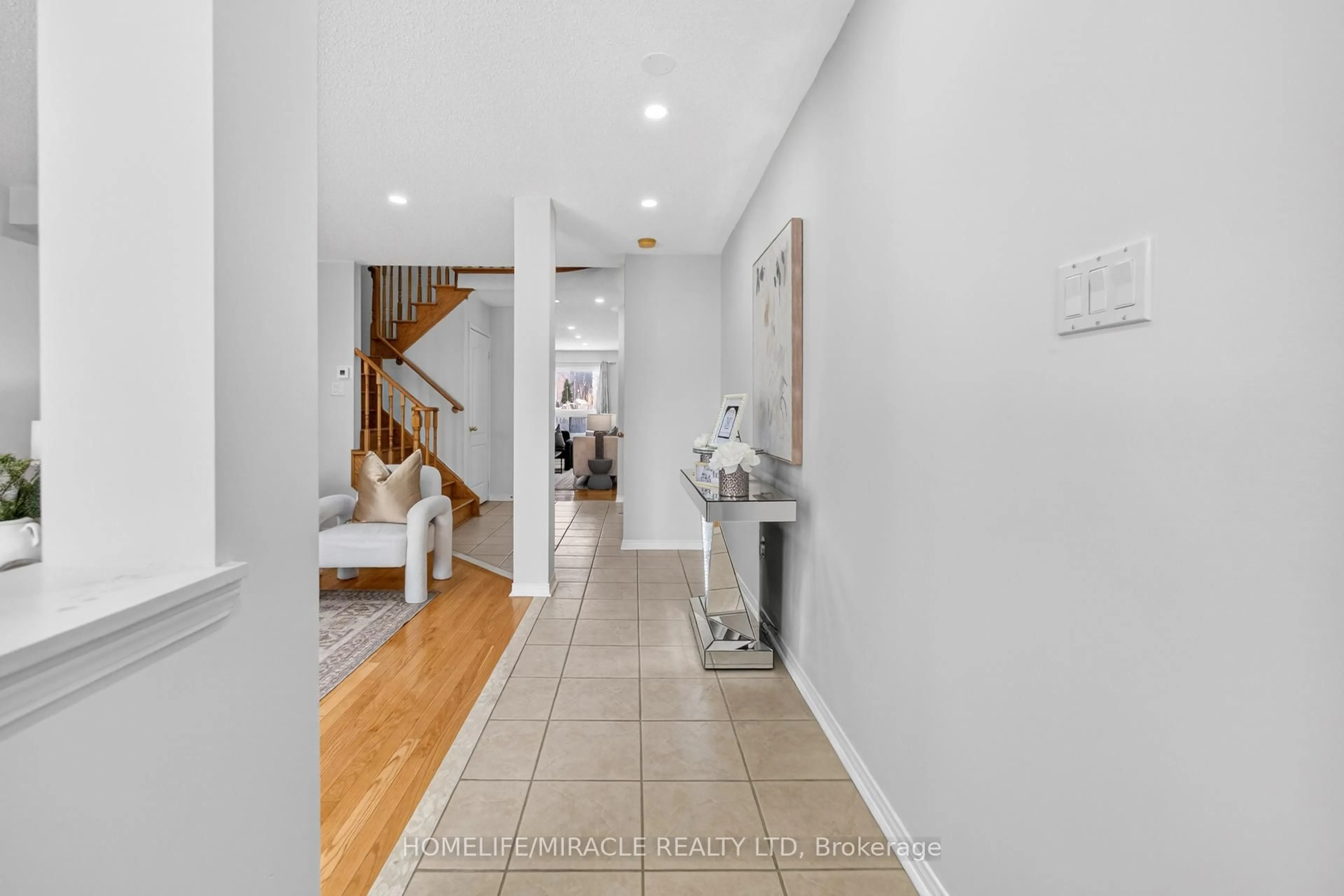Indoor foyer for 487 Pettit Tr, Milton Ontario L9T 6N9
