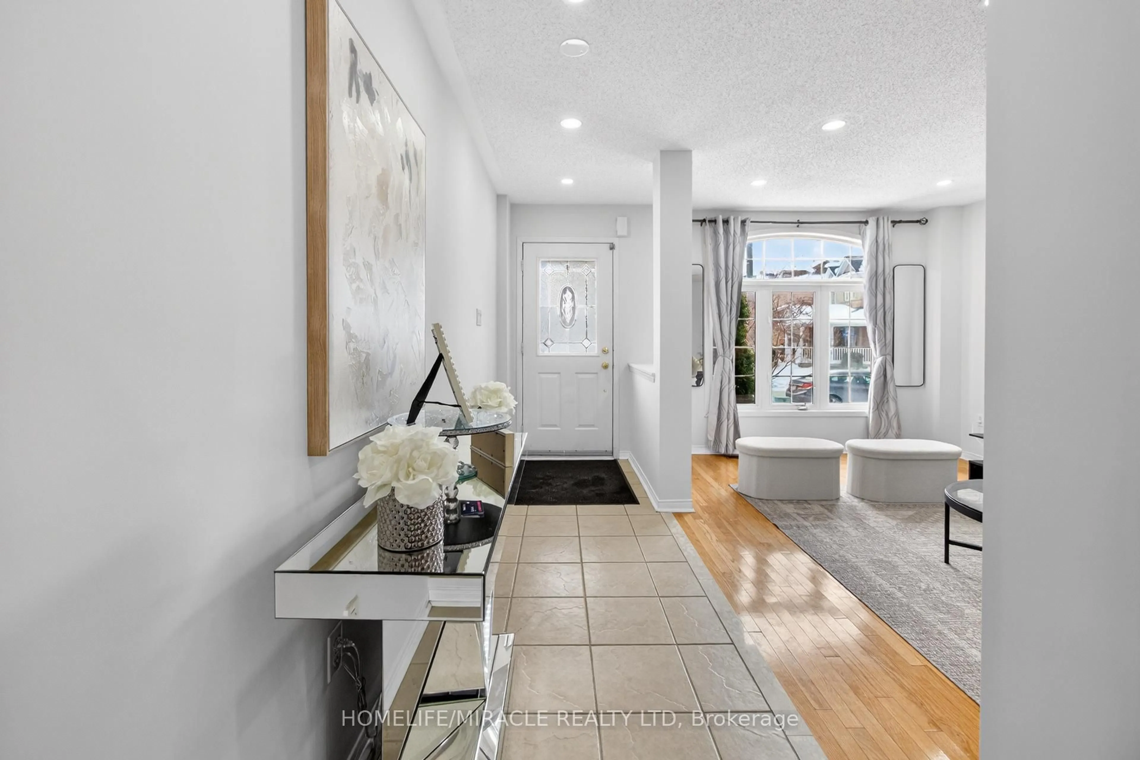 Indoor entryway for 487 Pettit Tr, Milton Ontario L9T 6N9