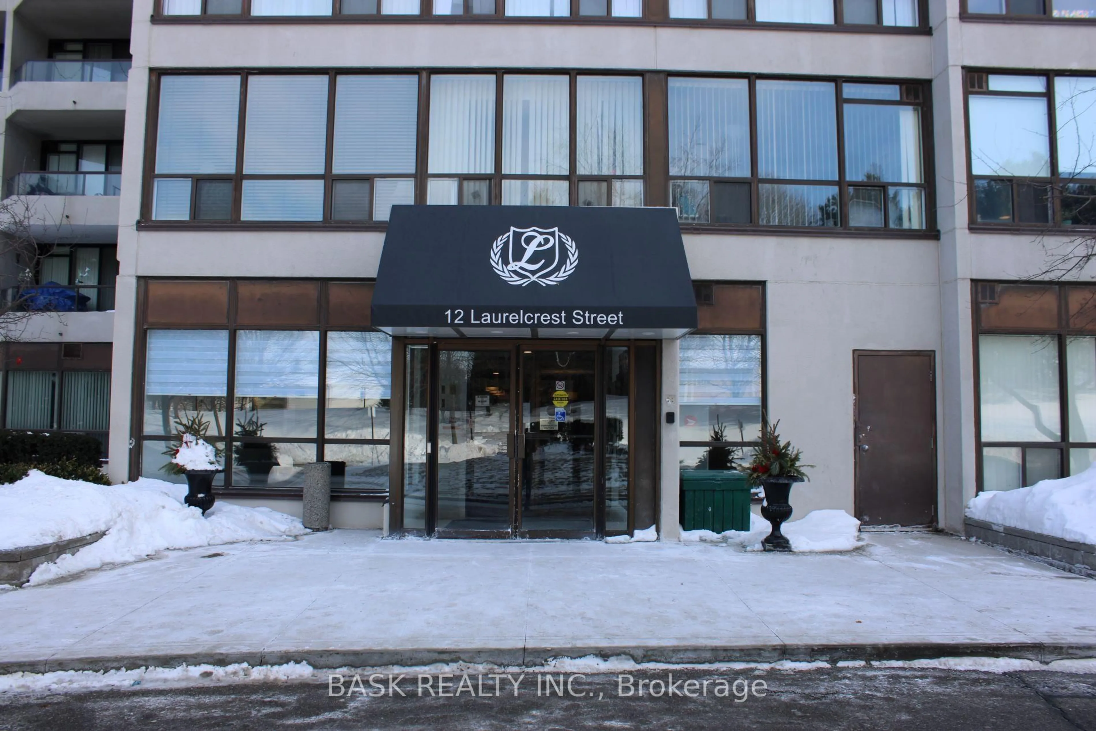 Indoor foyer for 12 Laurelcrest St #907, Brampton Ontario L6S 5Y4